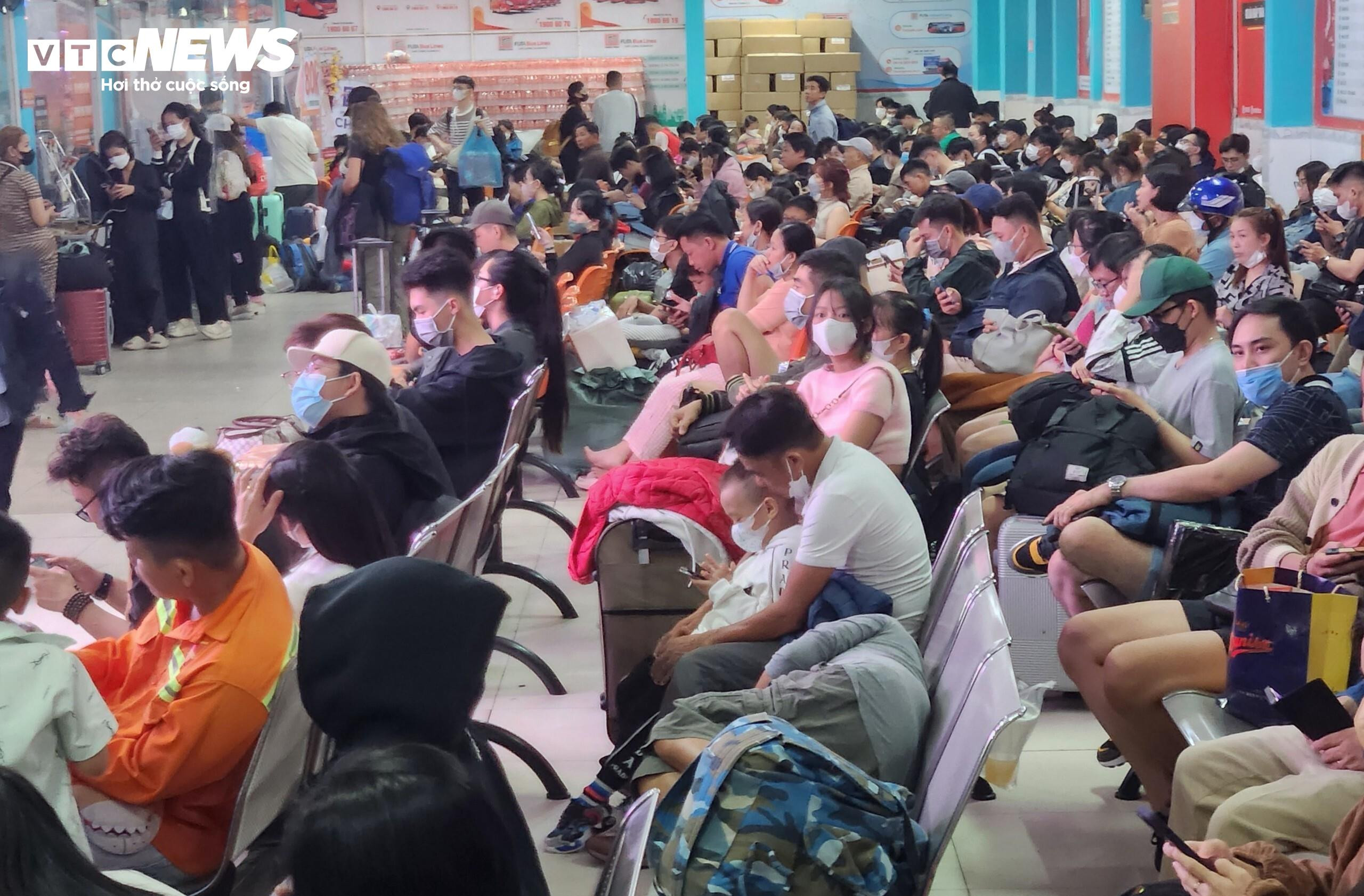 TP.HCM: Khách chen kín bến xe Miền Tây lúc nửa đêm về quê đón Tết - 7