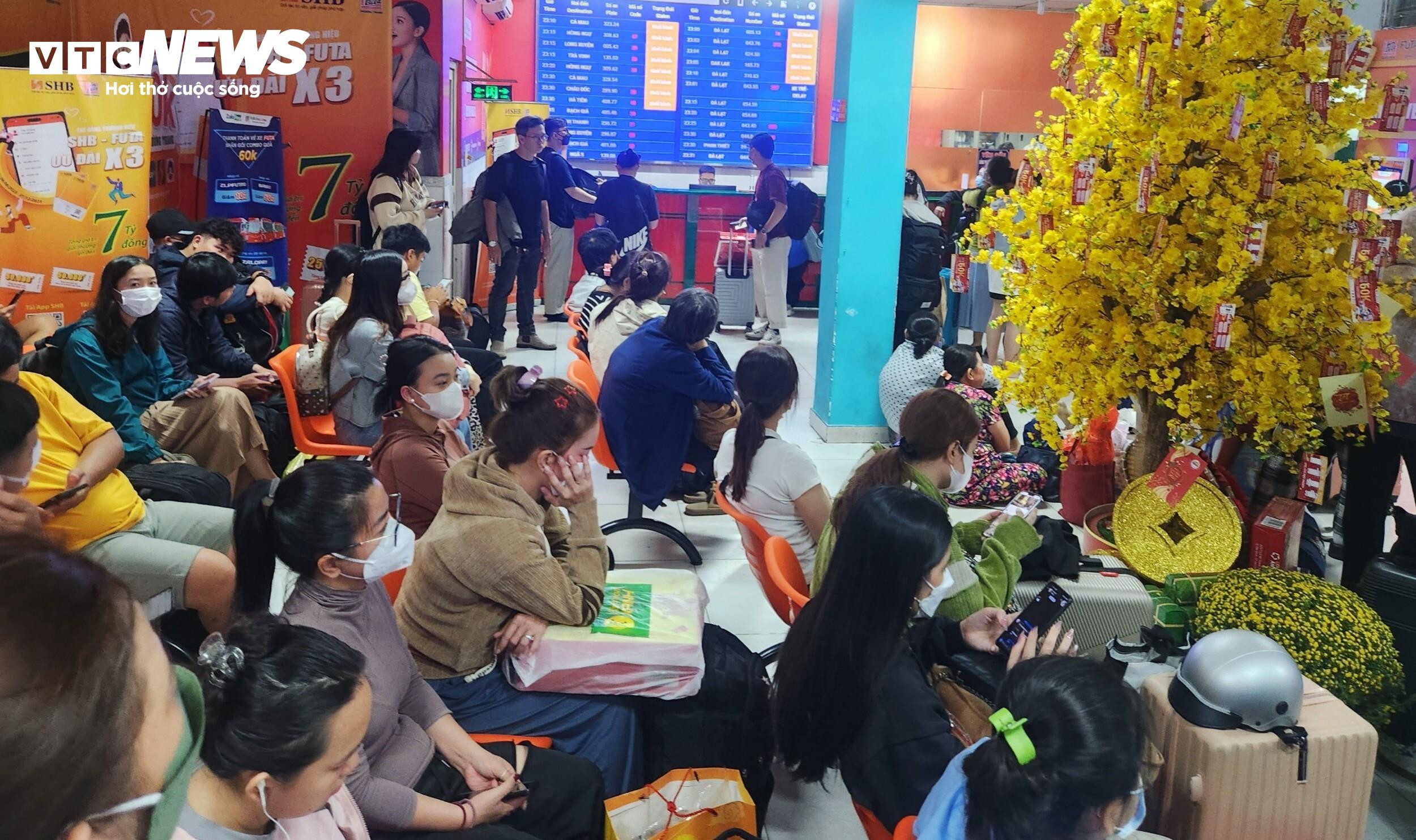 TP.HCM: Khách chen kín bến xe Miền Tây lúc nửa đêm về quê đón Tết - 8