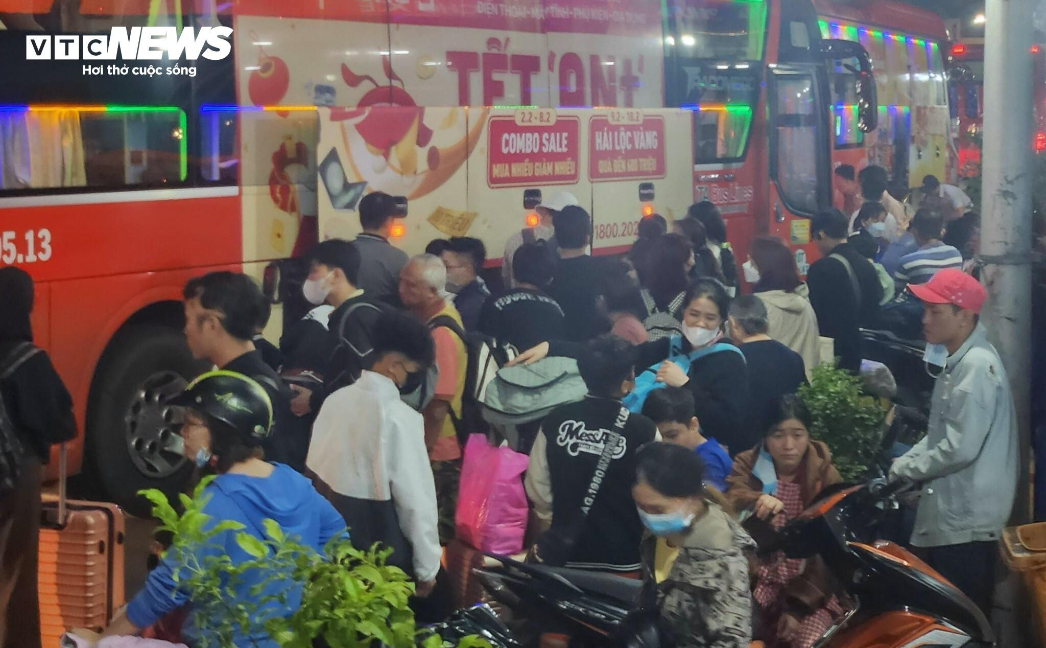 TP.HCM: Khách chen kín bến xe Miền Tây lúc nửa đêm về quê đón Tết - 9