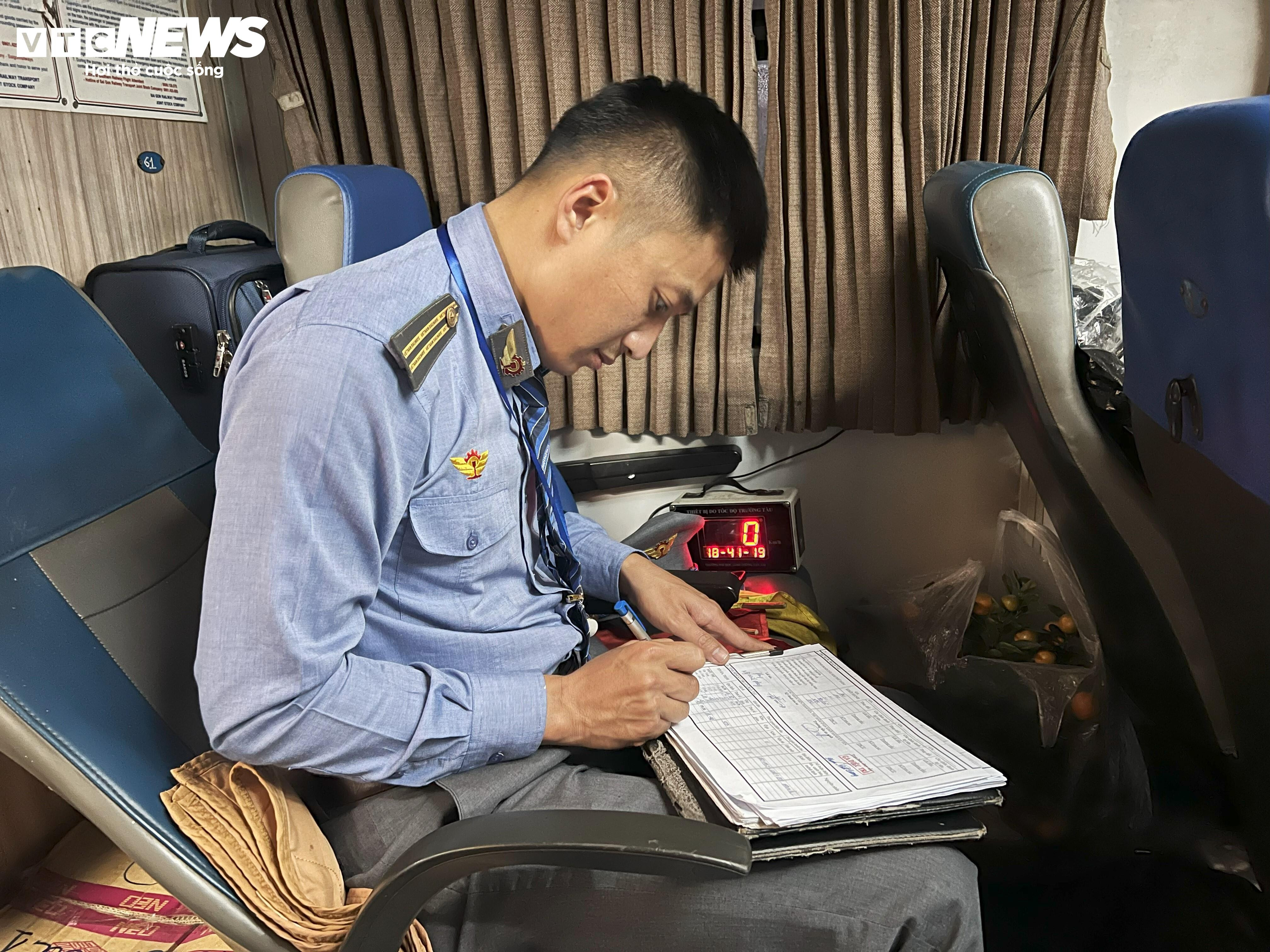 Những người đưa chuyến tàu đi xuyên Giao thừa, chở Tết đi muôn phương - 8