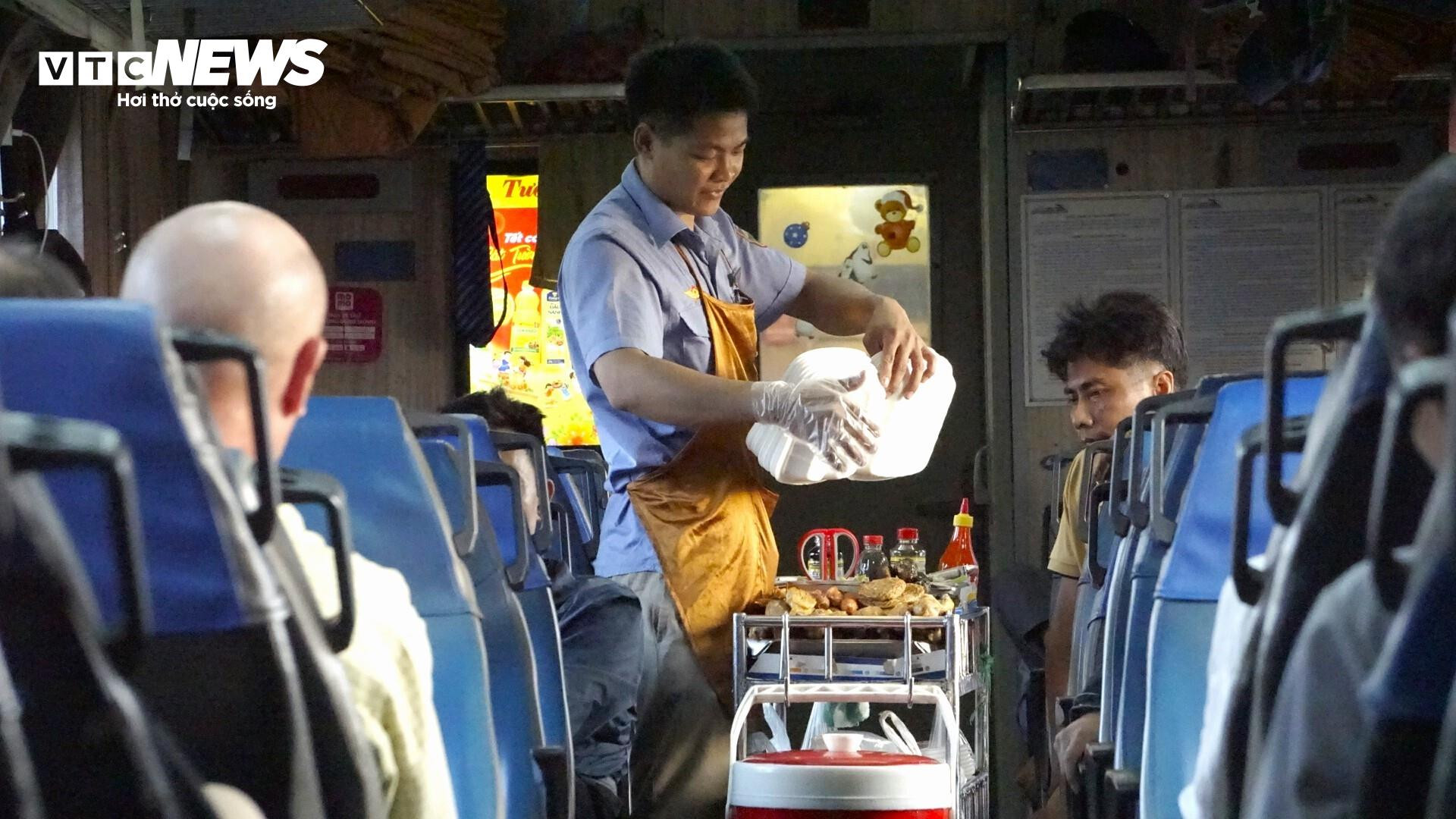 Những người đưa chuyến tàu đi xuyên Giao thừa, chở Tết đi muôn phương - 10