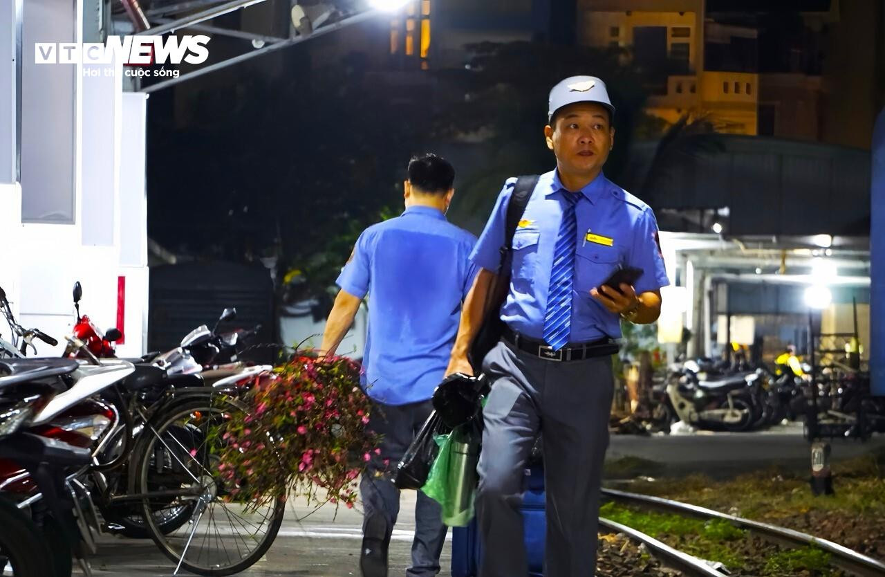 Những người đưa chuyến tàu đi xuyên Giao thừa, chở Tết đi muôn phương - 1