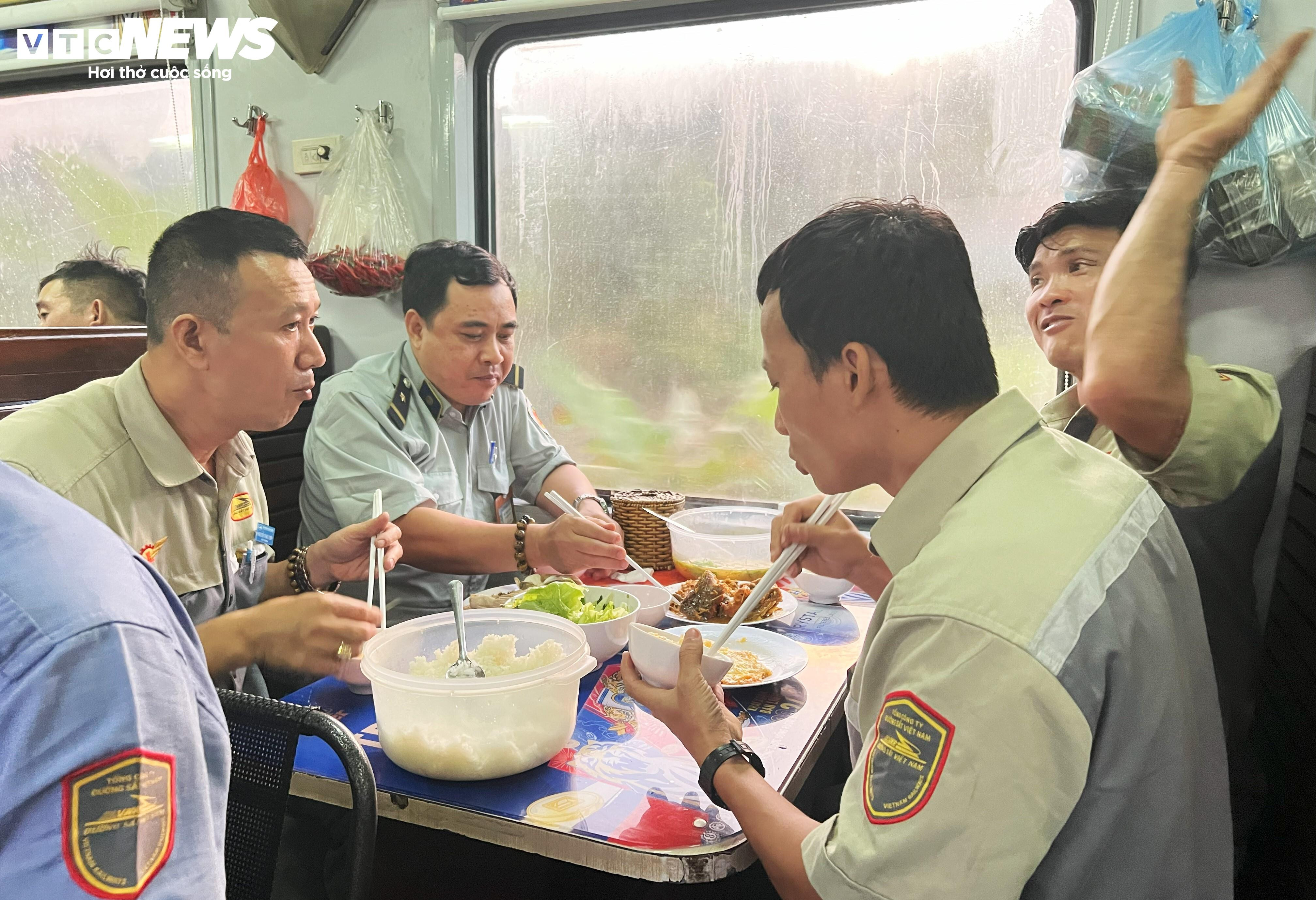 Những người đưa chuyến tàu đi xuyên Giao thừa, chở Tết đi muôn phương - 13