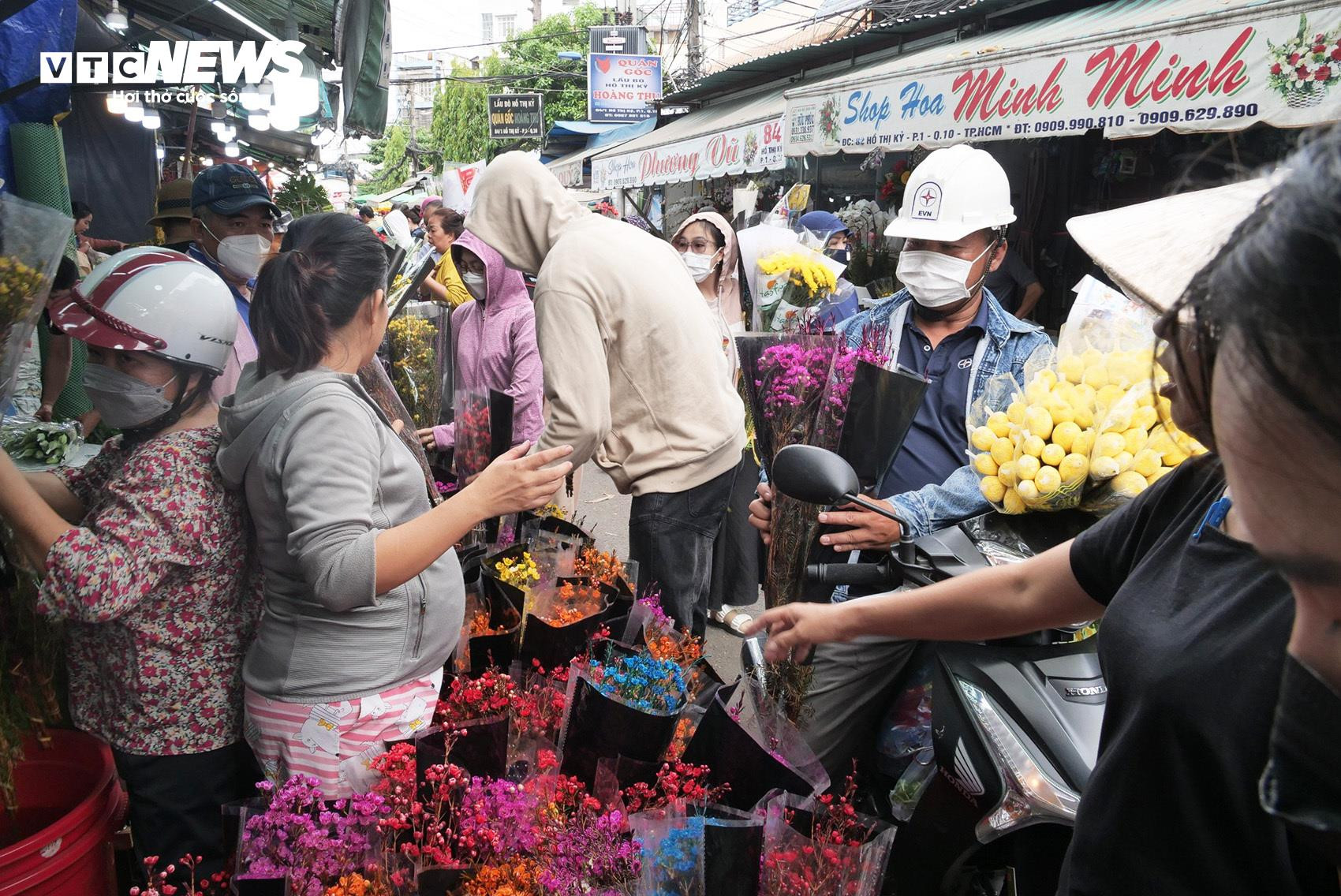 Chợ hoa lớn nhất TP.HCM đông nghịt người, chủ sạp nhập hàng liên tục - 7