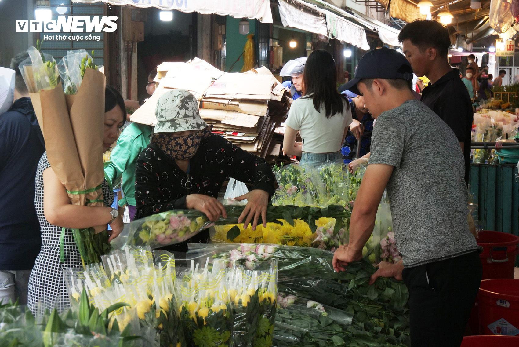 Chợ hoa lớn nhất TP.HCM đông nghịt người, chủ sạp nhập hàng liên tục - 1