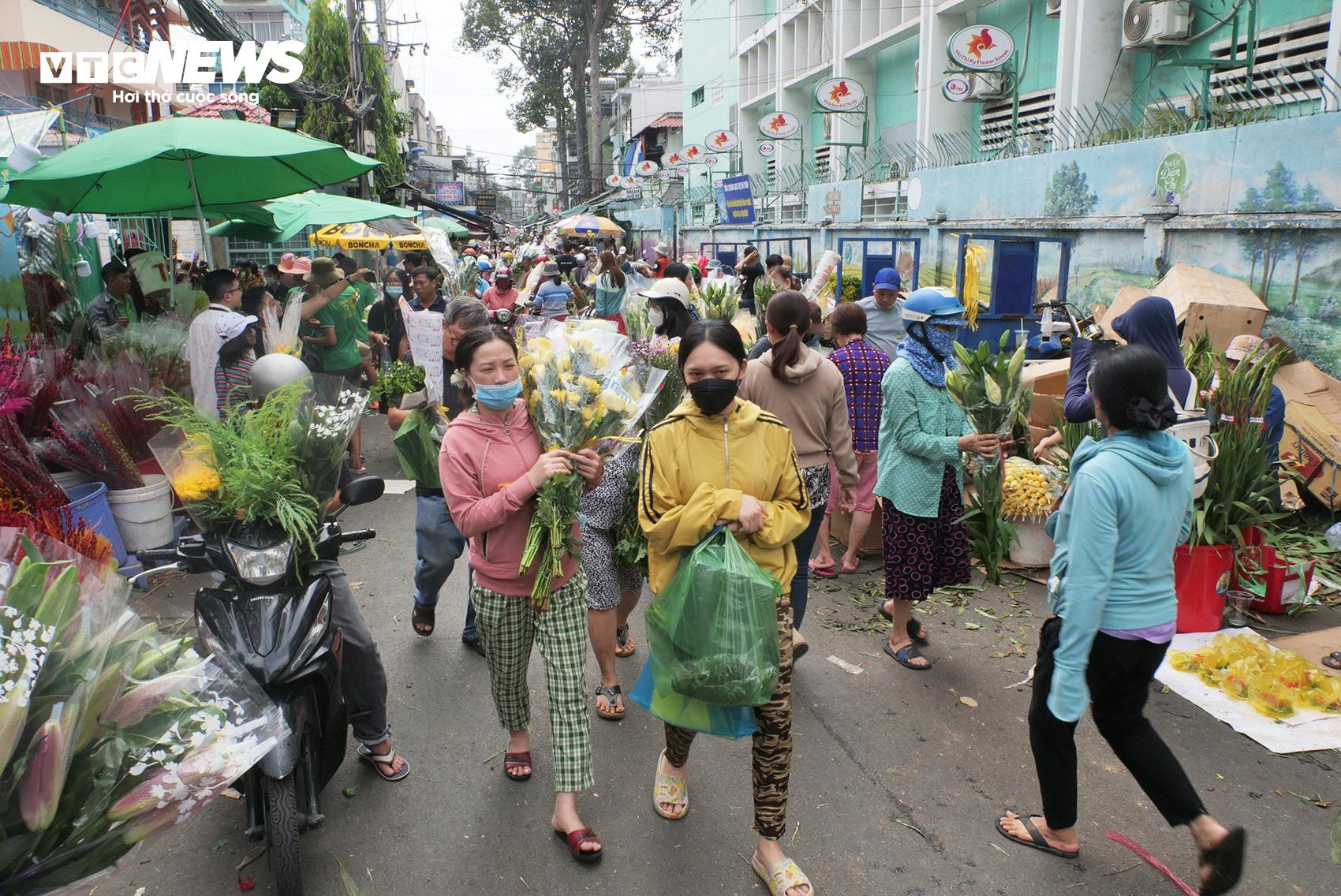 Chợ hoa lớn nhất TP.HCM đông nghịt người, chủ sạp nhập hàng liên tục - 8