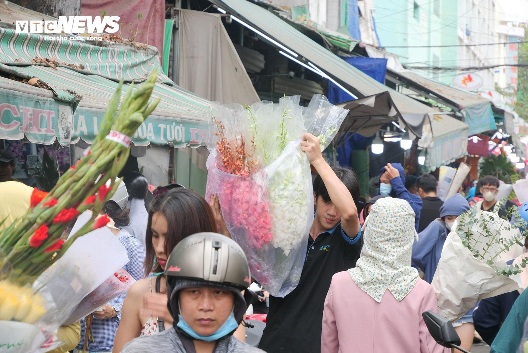 Chợ hoa lớn nhất TP.HCM đông nghịt người, chủ sạp nhập hàng liên tục - 4