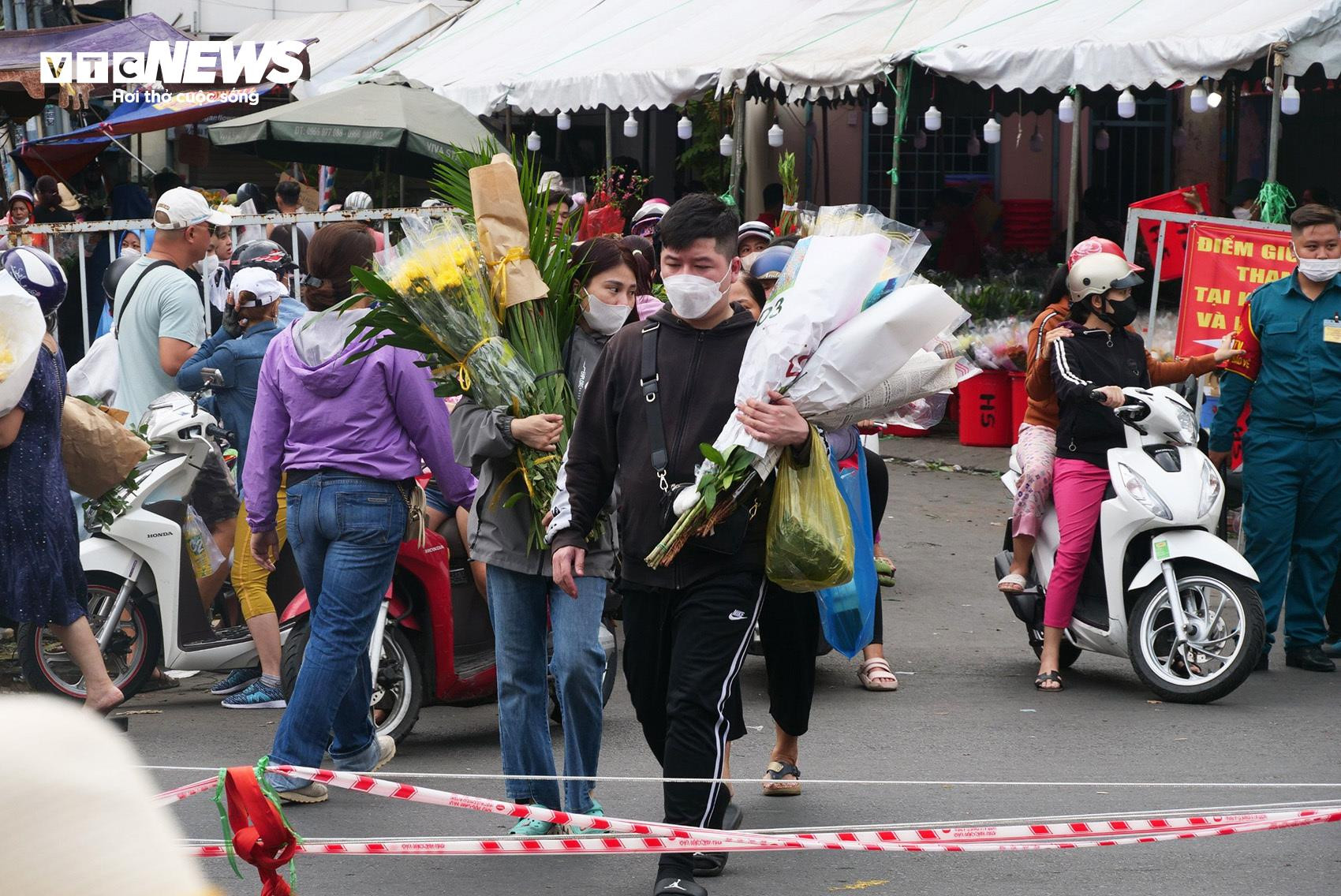 Chợ hoa lớn nhất TP.HCM đông nghịt người, chủ sạp nhập hàng liên tục - 9