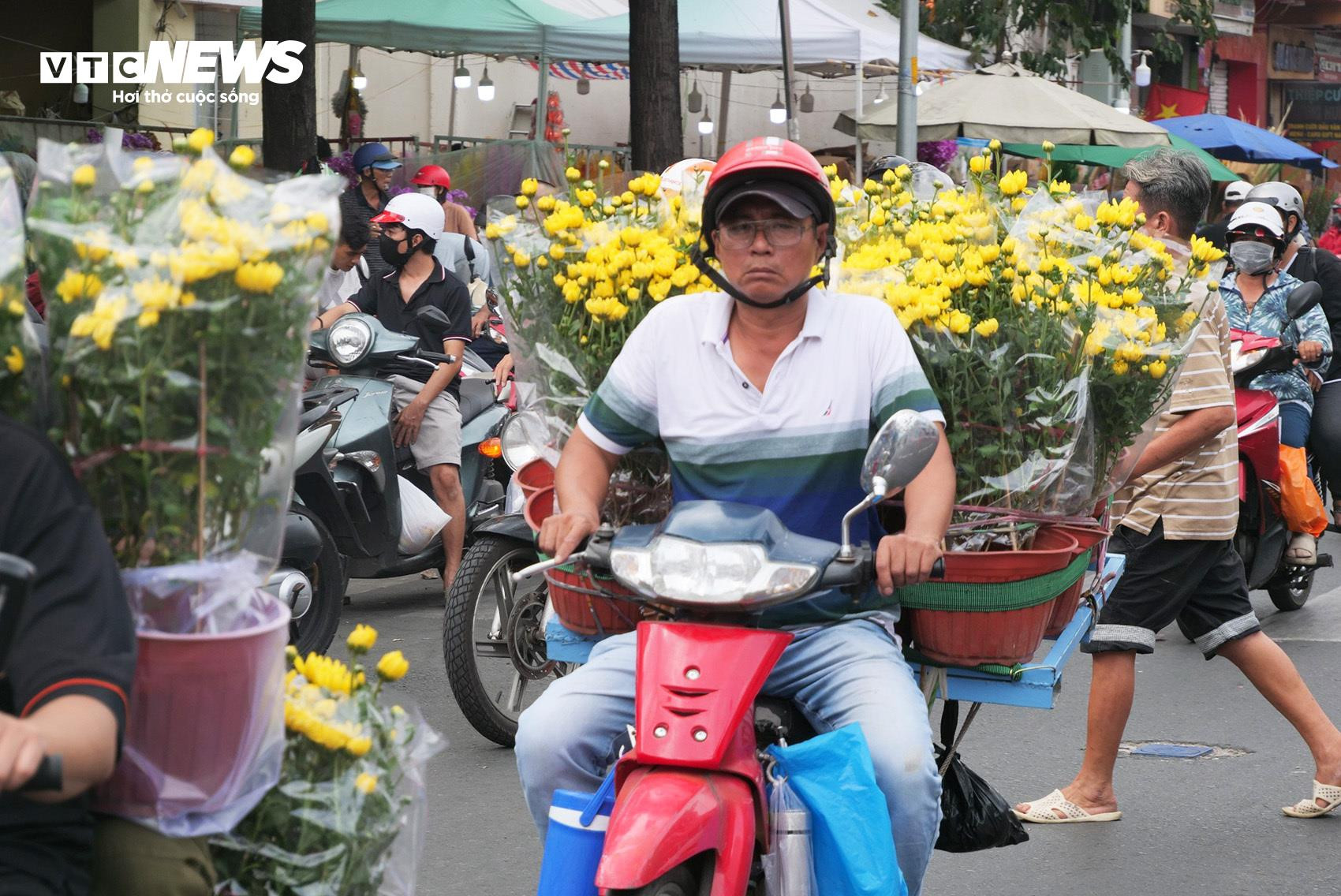 Chợ hoa lớn nhất TP.HCM đông nghịt người, chủ sạp nhập hàng liên tục - 3