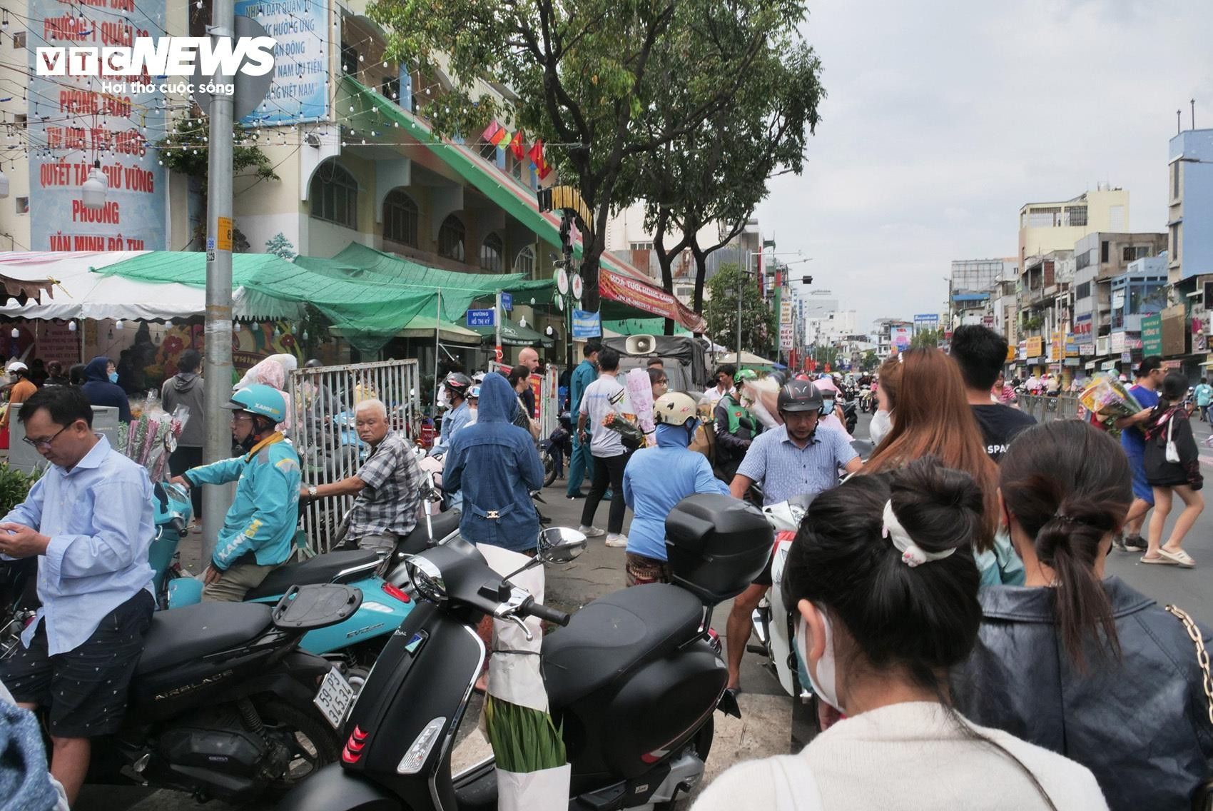 Chợ hoa lớn nhất TP.HCM đông nghịt người, chủ sạp nhập hàng liên tục - 5