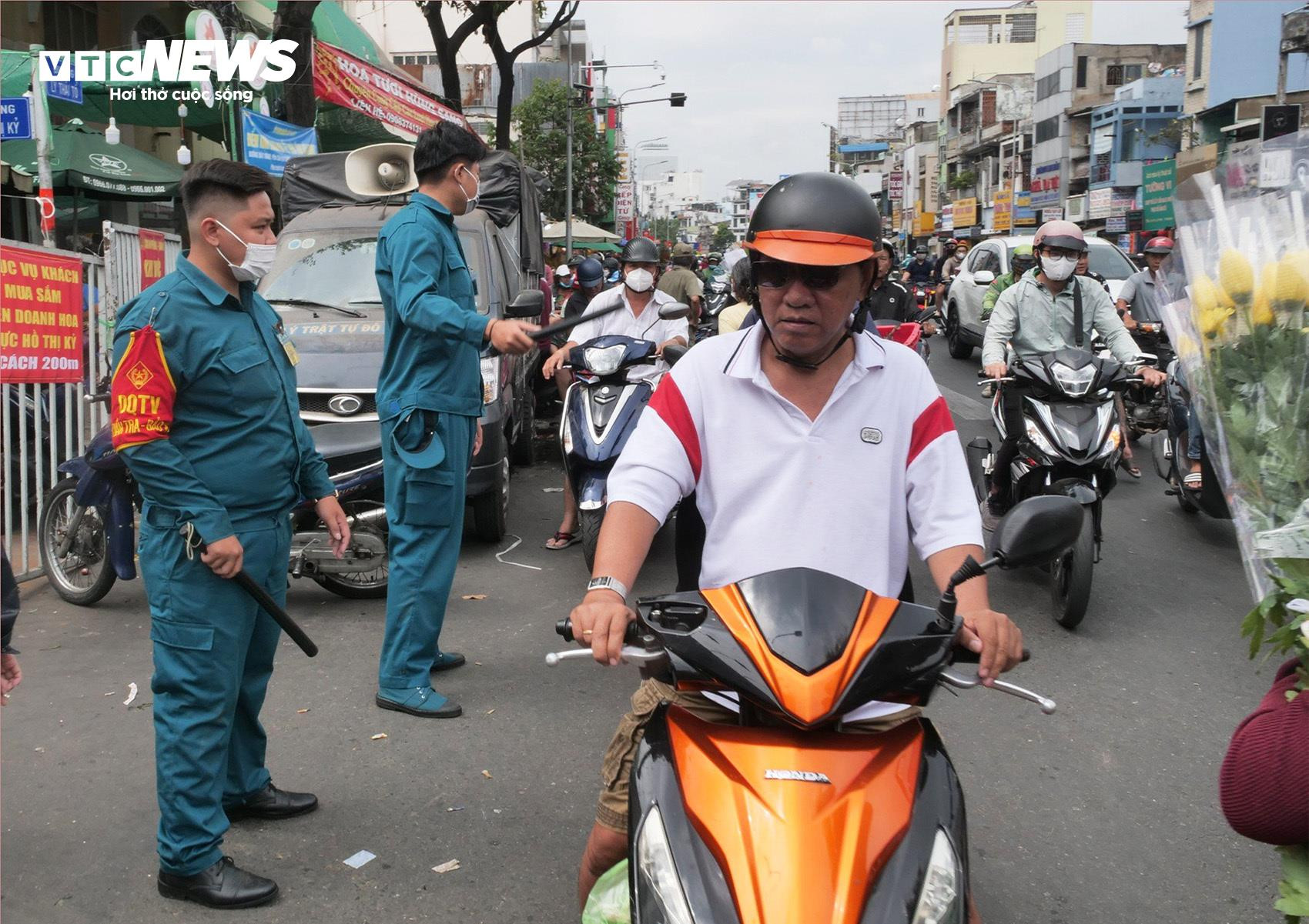 Chợ hoa lớn nhất TP.HCM đông nghịt người, chủ sạp nhập hàng liên tục - 11