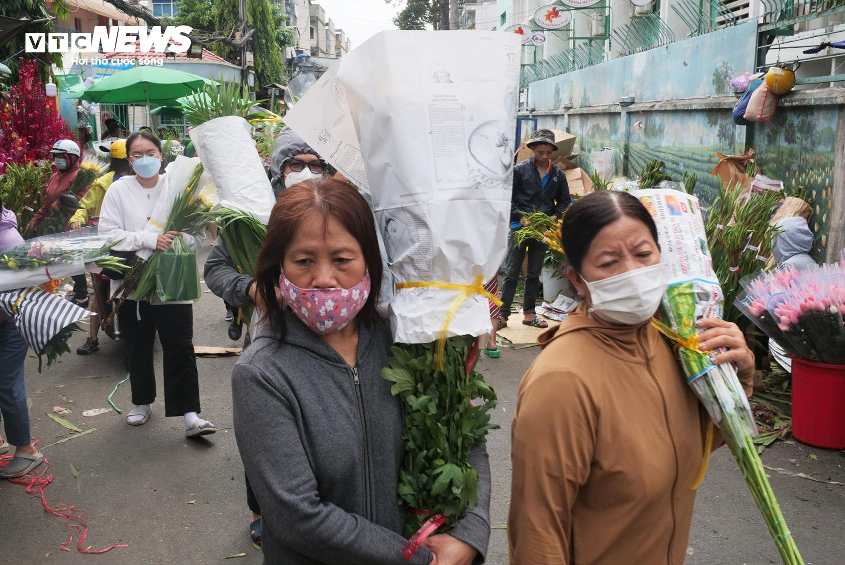 Chợ hoa lớn nhất TP.HCM đông nghịt người, chủ sạp nhập hàng liên tục - 6