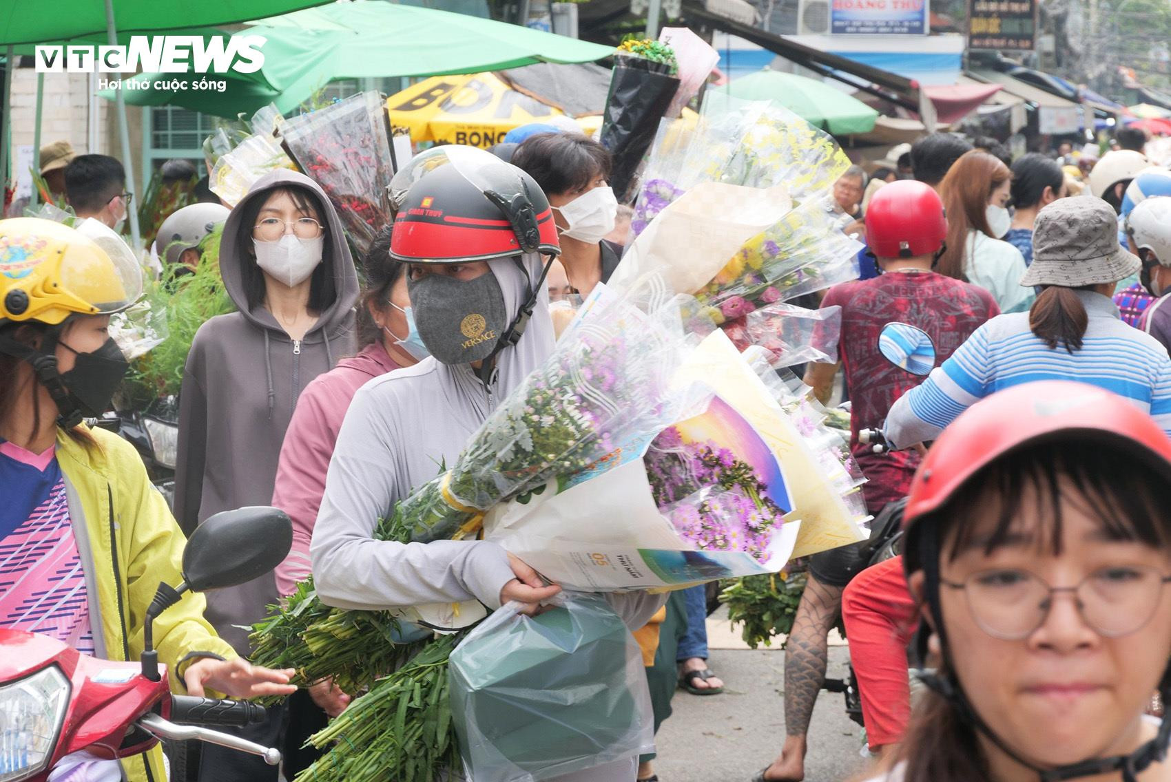 Chợ hoa lớn nhất TP.HCM đông nghịt người, chủ sạp nhập hàng liên tục - 2