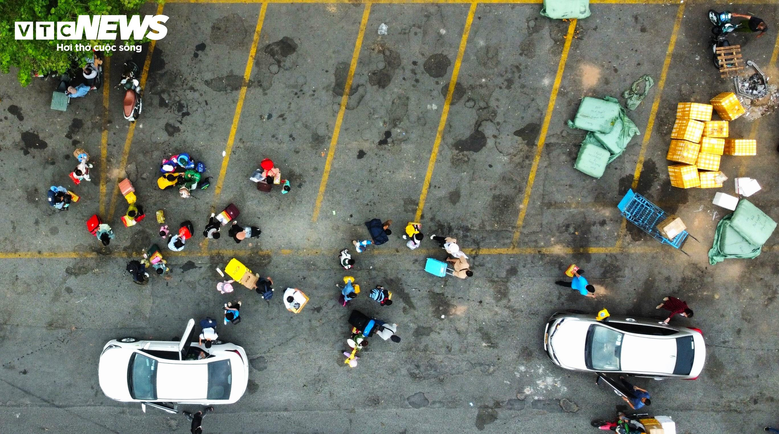 Chuyến tàu bồi hồi của những người con xa xứ về đến quê nhà ngày 30 Tết - 5