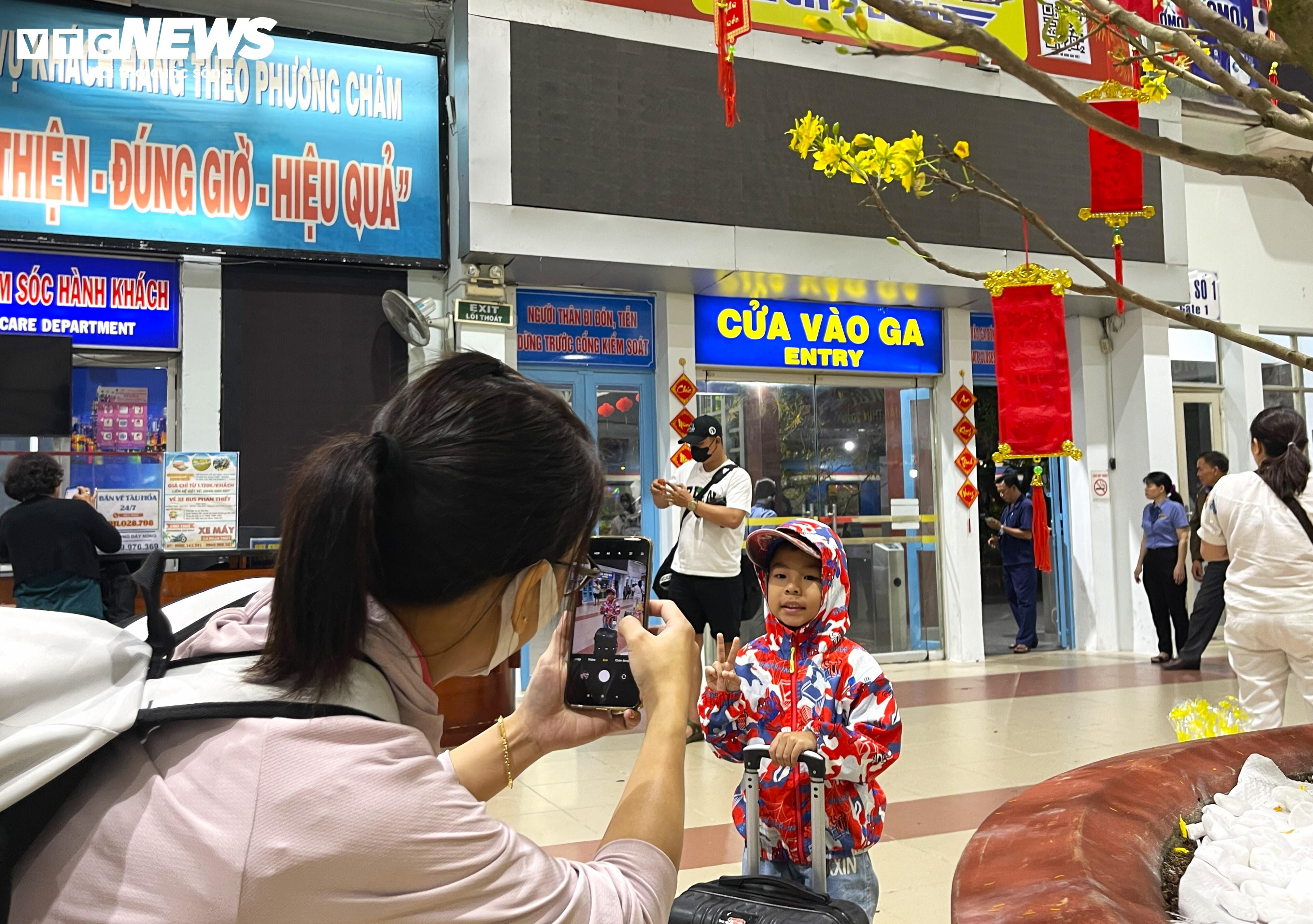 Chuyến tàu bồi hồi của những người con xa xứ về đến quê nhà ngày 30 Tết - 8