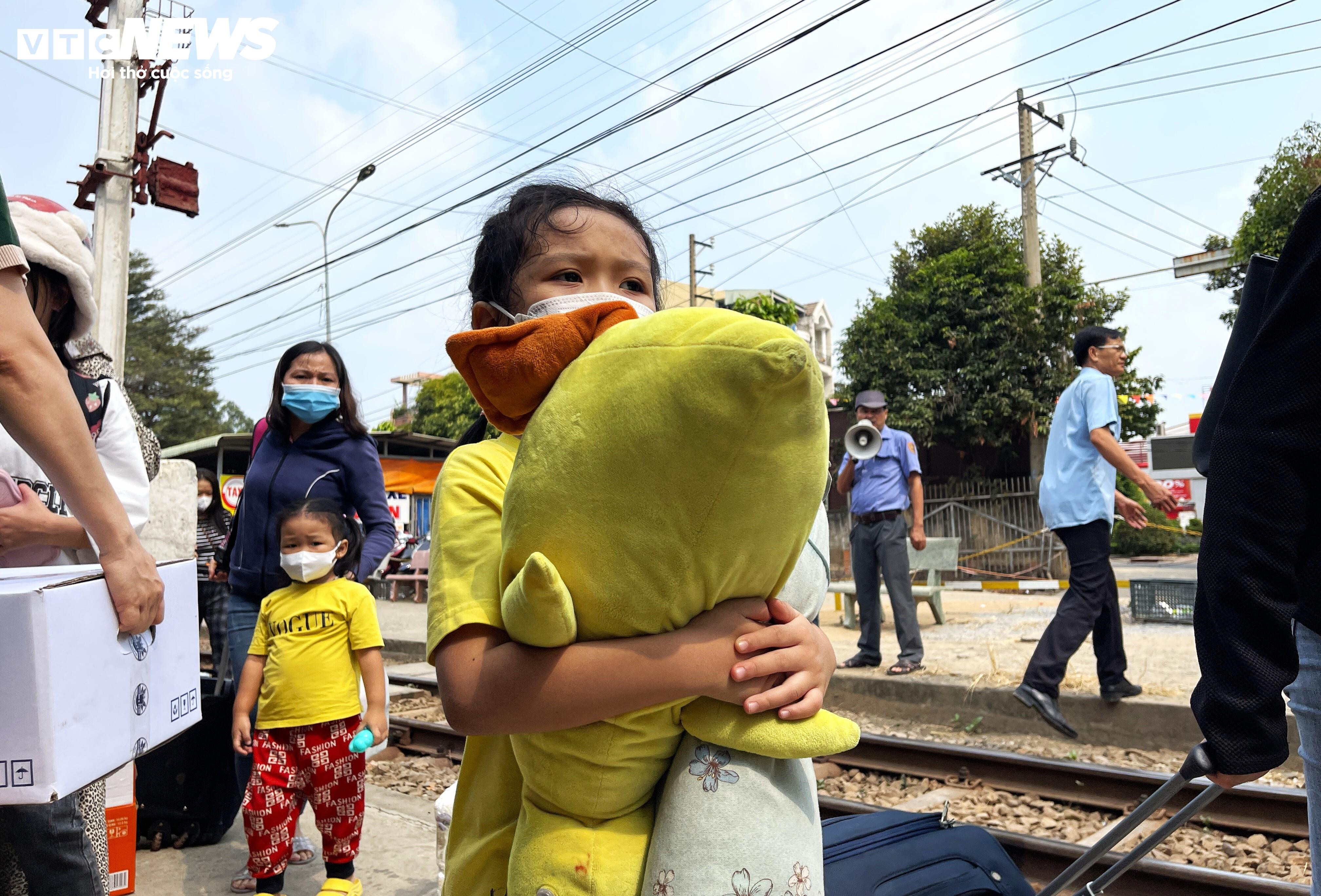 Chuyến tàu bồi hồi của những người con xa xứ về đến quê nhà ngày 30 Tết - 10