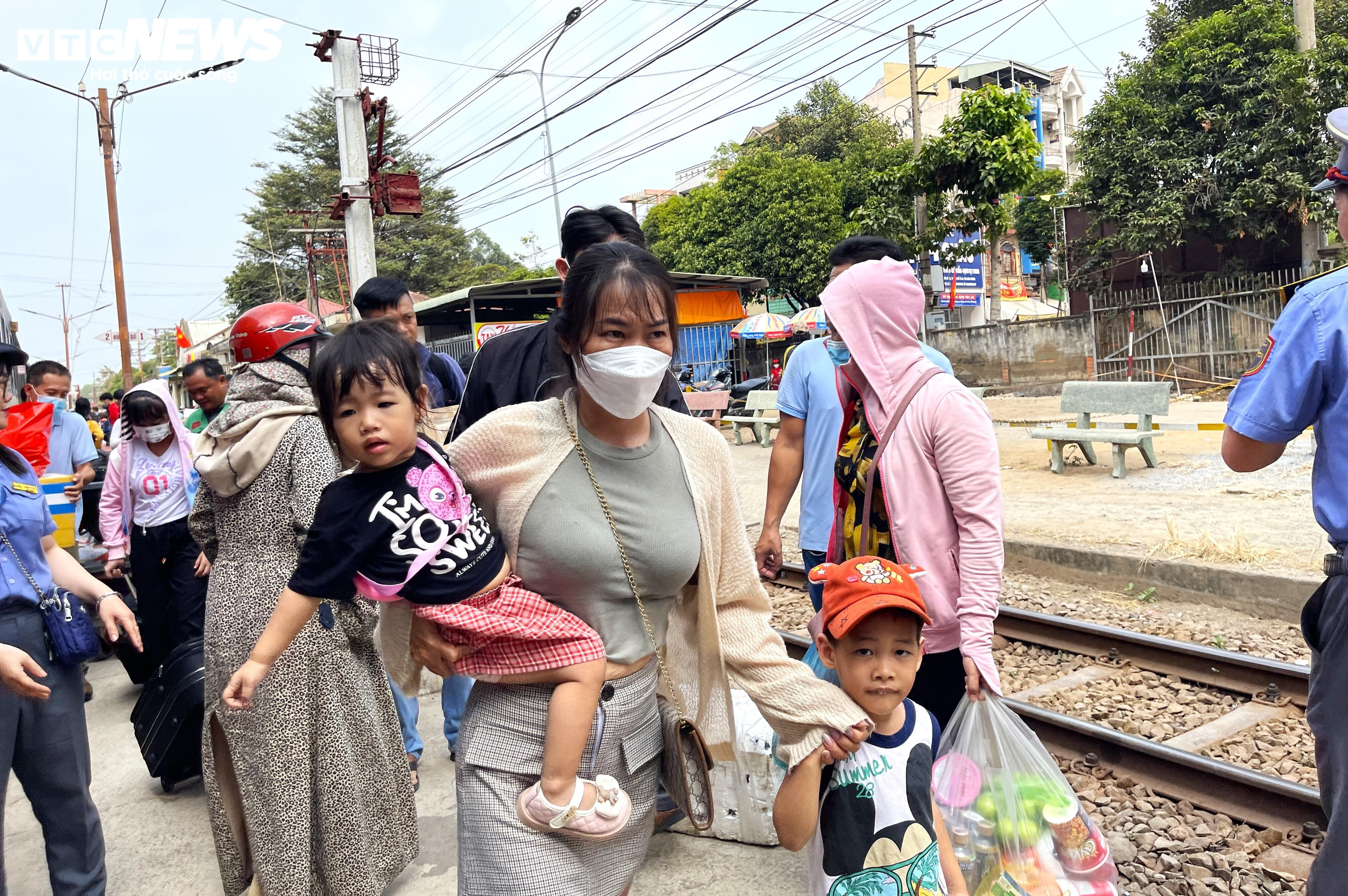 Chuyến tàu bồi hồi của những người con xa xứ về đến quê nhà ngày 30 Tết - 6