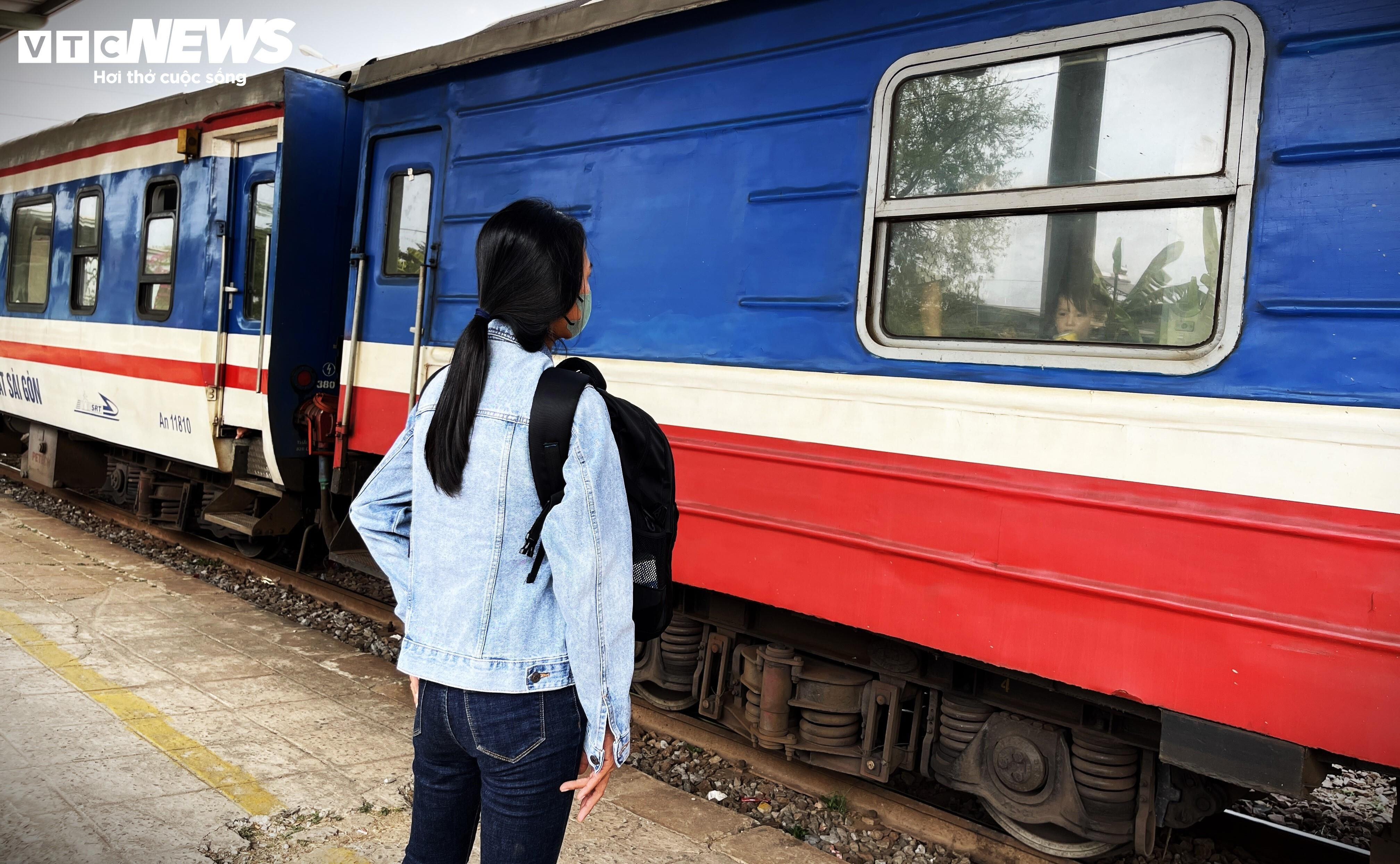 Chuyến tàu bồi hồi của những người con xa xứ về đến quê nhà ngày 30 Tết - 11