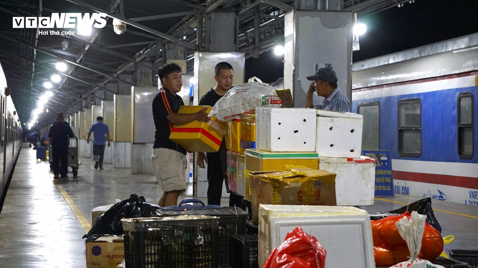 Chuyến tàu bồi hồi của những người con xa xứ về đến quê nhà ngày 30 Tết - 3