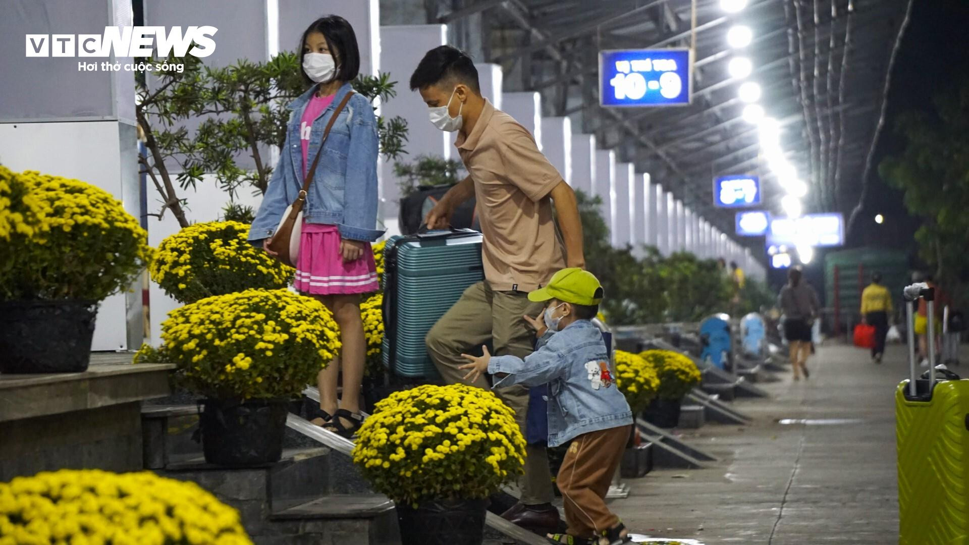 Chuyến tàu bồi hồi của những người con xa xứ về đến quê nhà ngày 30 Tết - 2