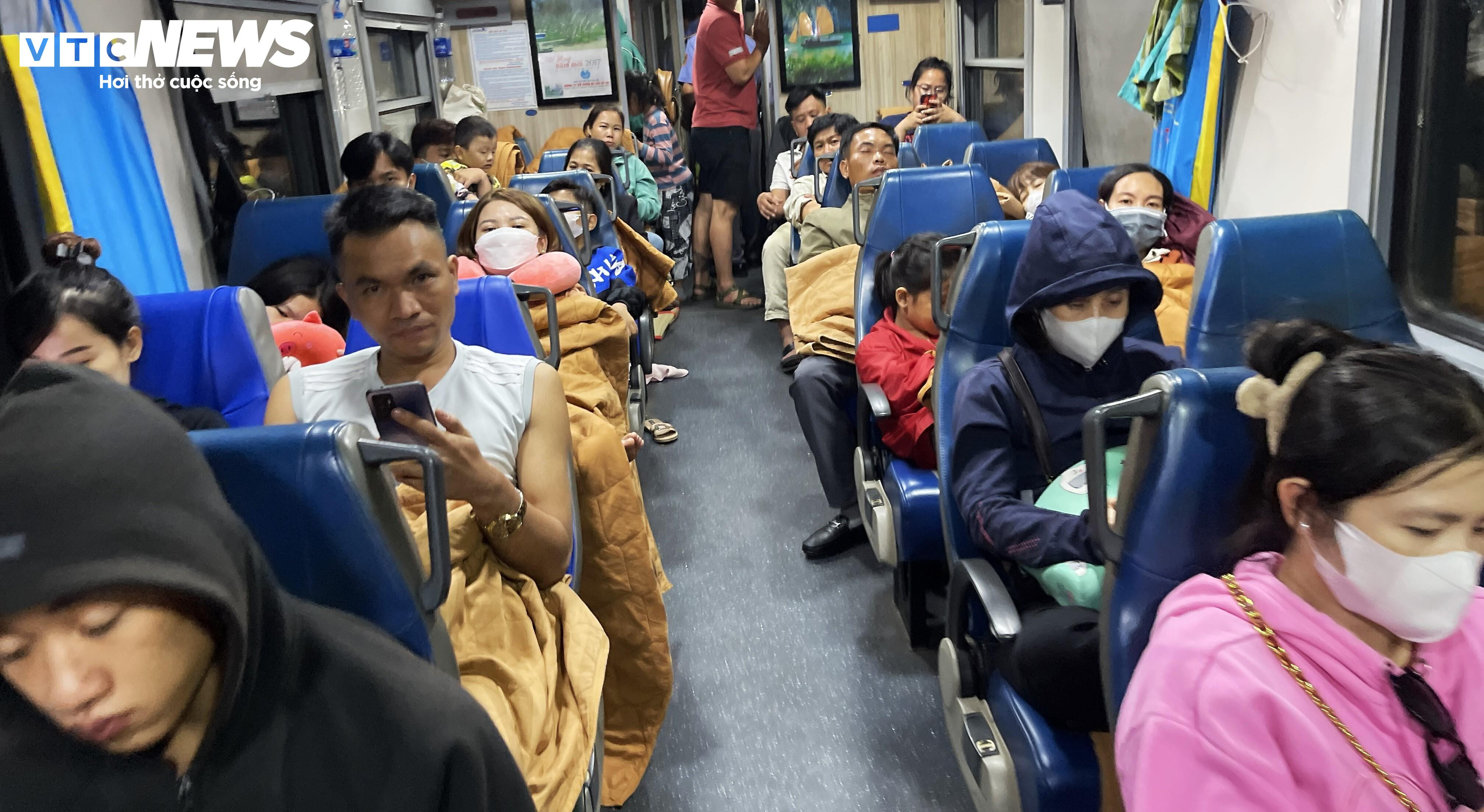 Chuyến tàu bồi hồi của những người con xa xứ về đến quê nhà ngày 30 Tết - 14