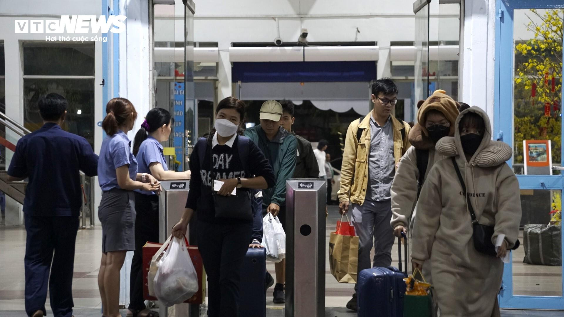 Chuyến tàu bồi hồi của những người con xa xứ về đến quê nhà ngày 30 Tết - 1