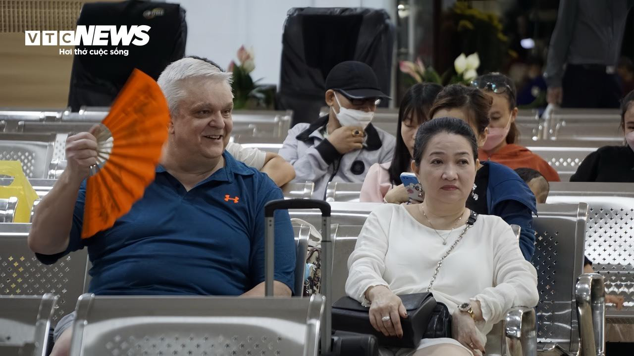 Chuyến tàu bồi hồi của những người con xa xứ về đến quê nhà ngày 30 Tết - 12