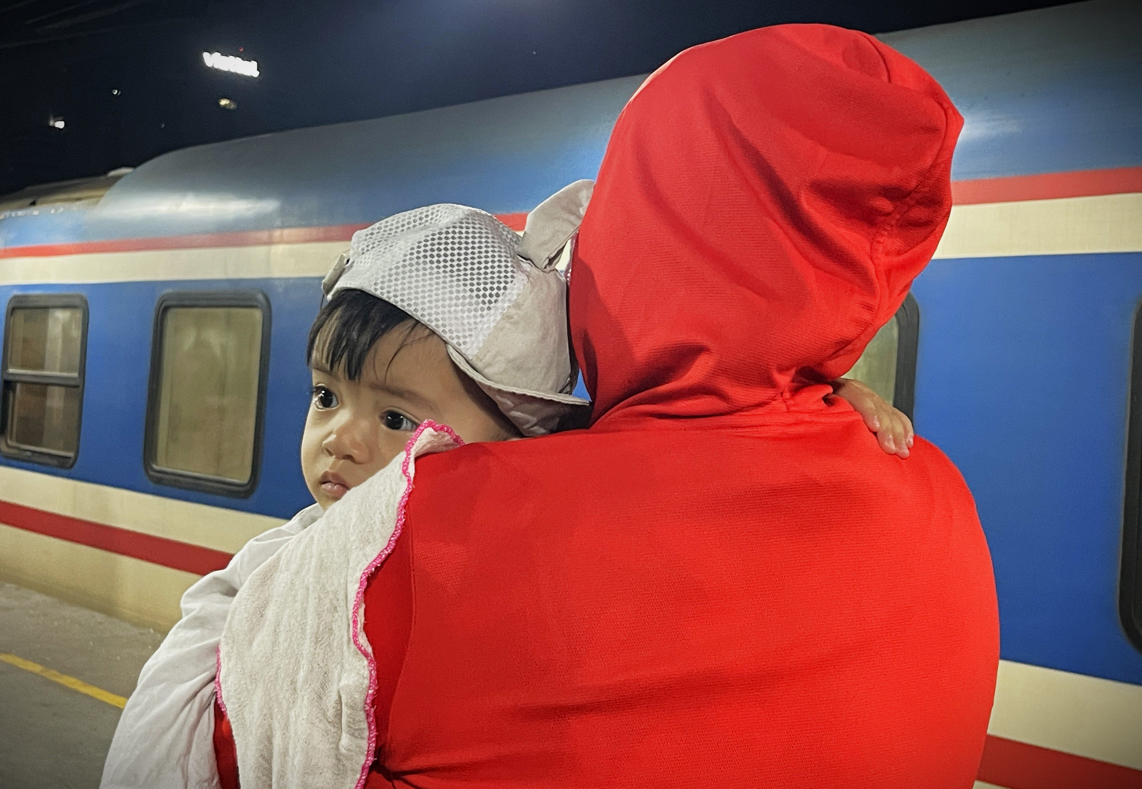 Chuyến tàu bồi hồi của những người con xa xứ về đến quê nhà ngày 30 Tết - 4