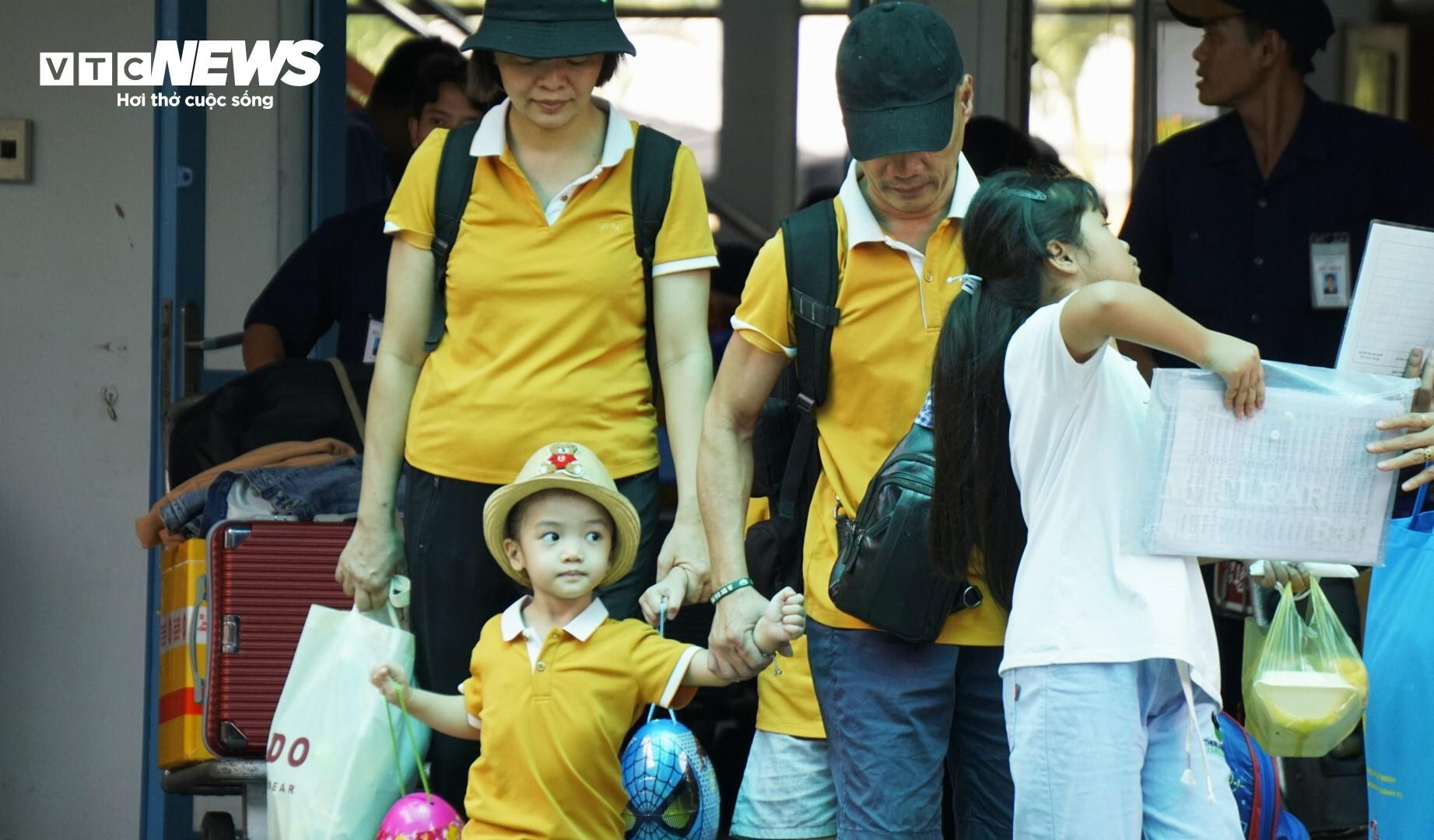 Chuyến tàu bồi hồi của những người con xa xứ về đến quê nhà ngày 30 Tết - 9