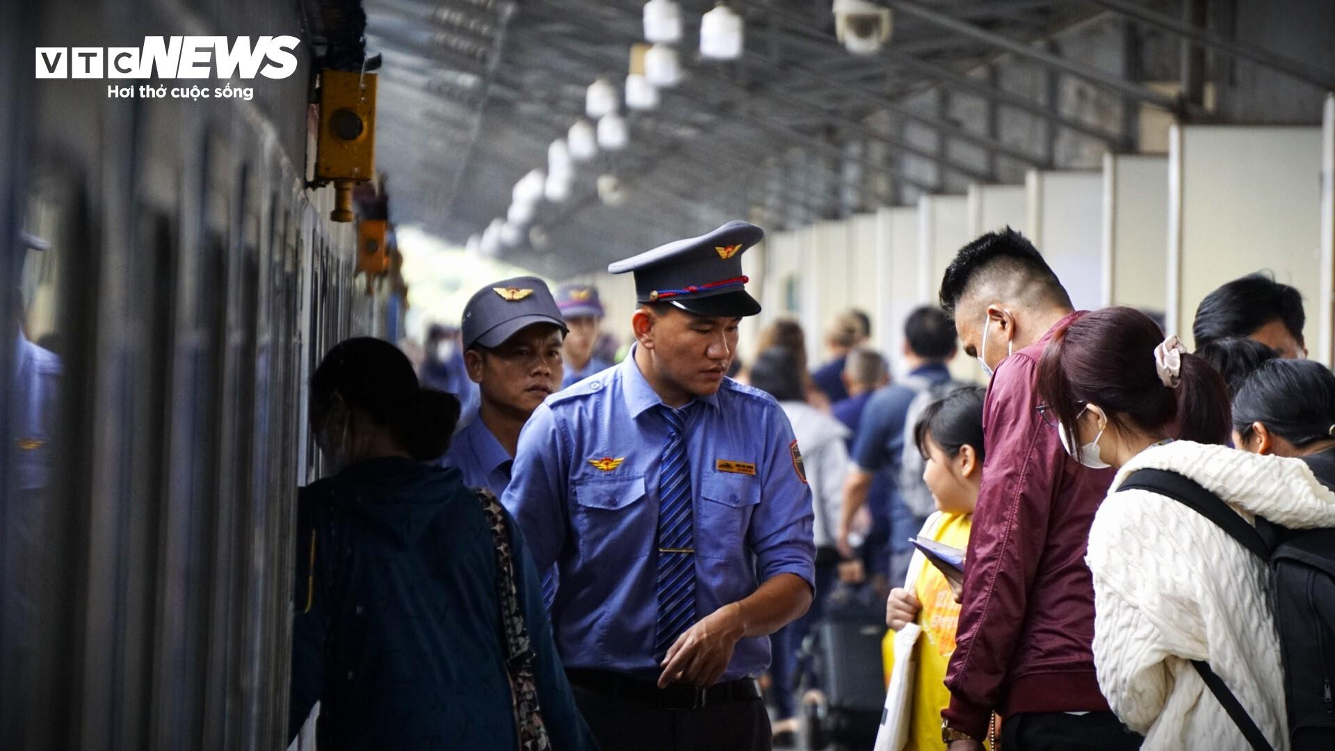 Những người đưa chuyến tàu đi xuyên Giao thừa, chở Tết đi muôn phương - 3