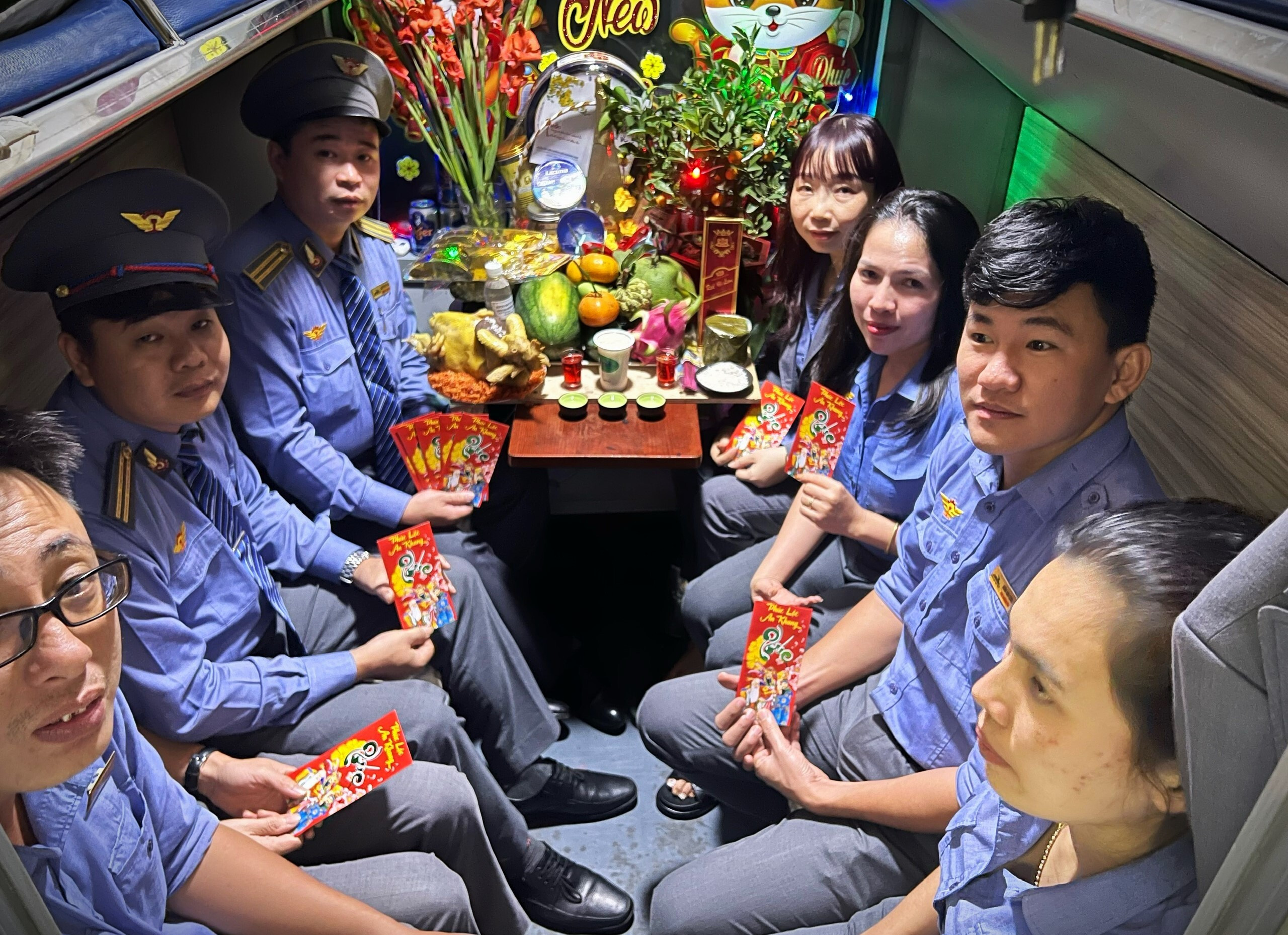 Những người đưa chuyến tàu đi xuyên Giao thừa, chở Tết đi muôn phương - 16