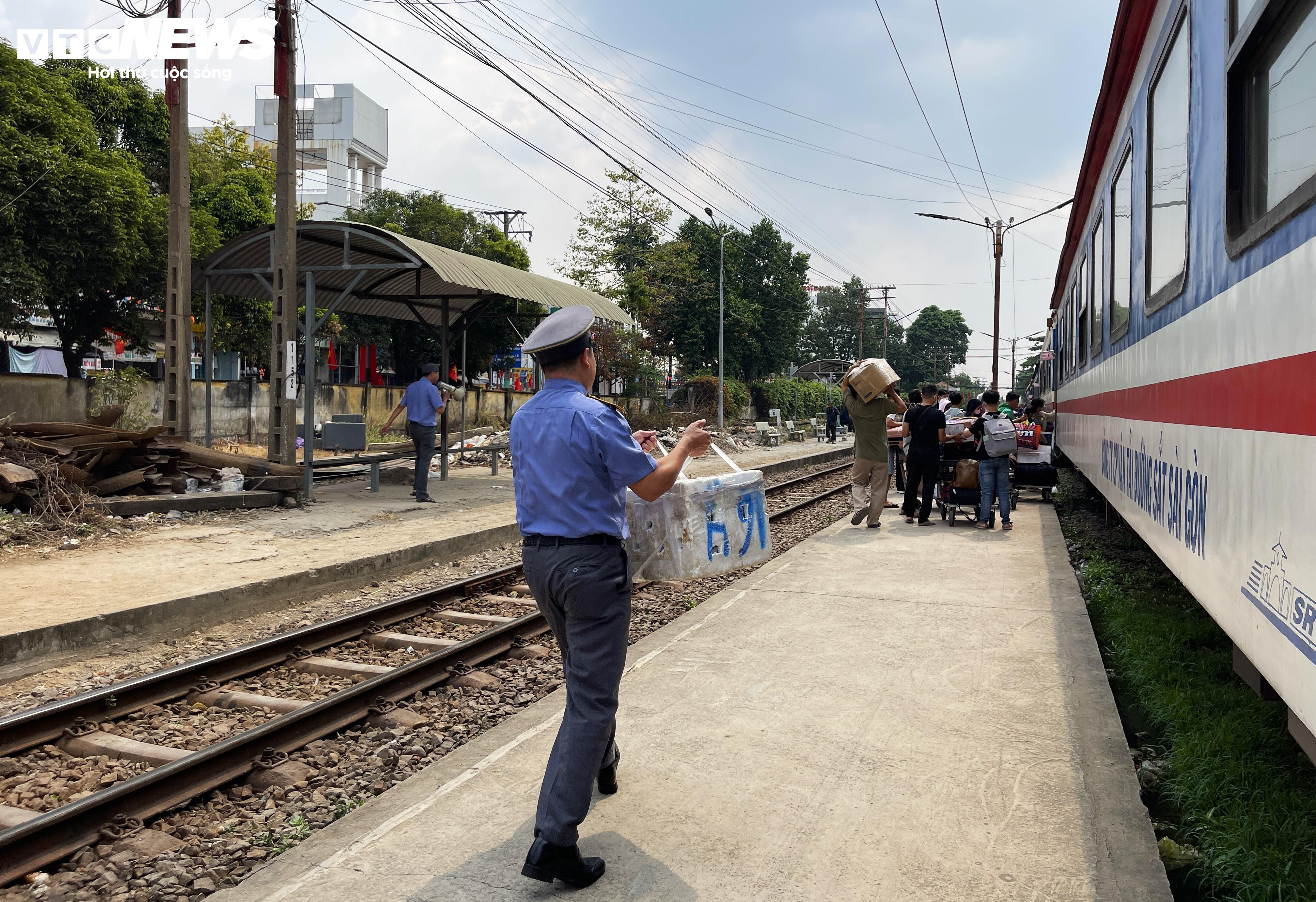 Những người đưa chuyến tàu đi xuyên Giao thừa, chở Tết đi muôn phương - 5