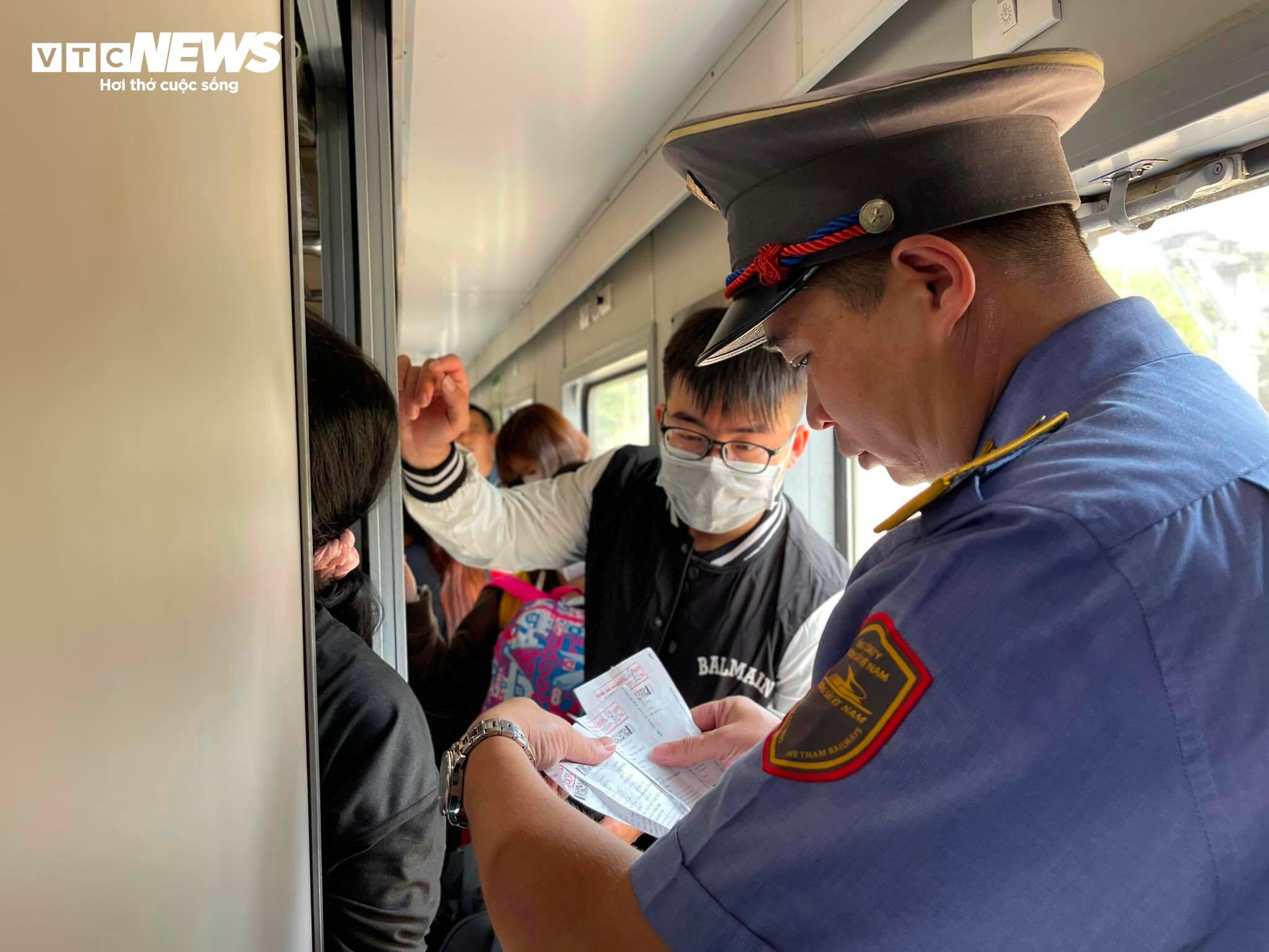 Những người đưa chuyến tàu đi xuyên Giao thừa, chở Tết đi muôn phương - 7