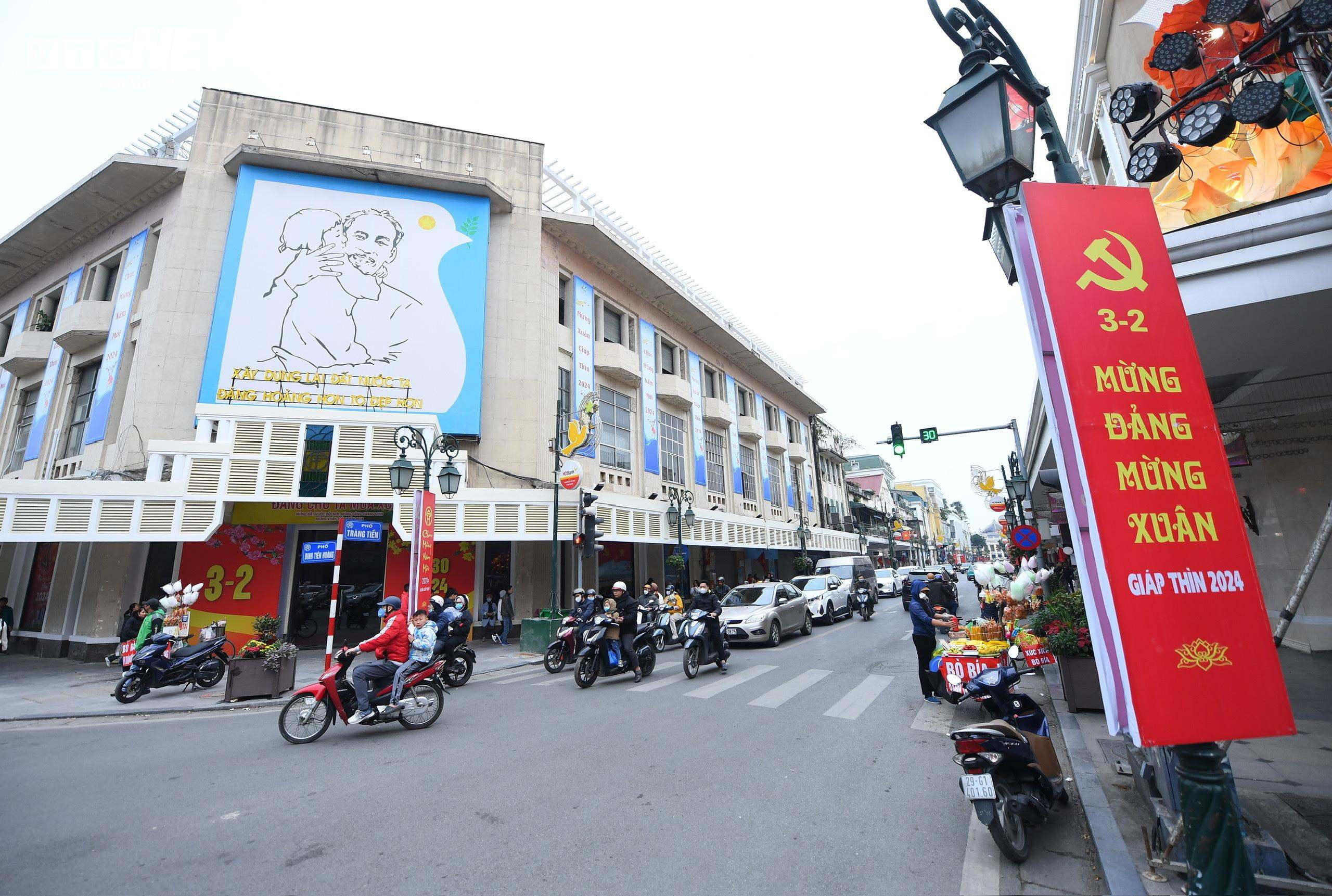 TRỰC TIẾP: Cả nước đón giao thừa Tết Giáp Thìn 2024 - 45