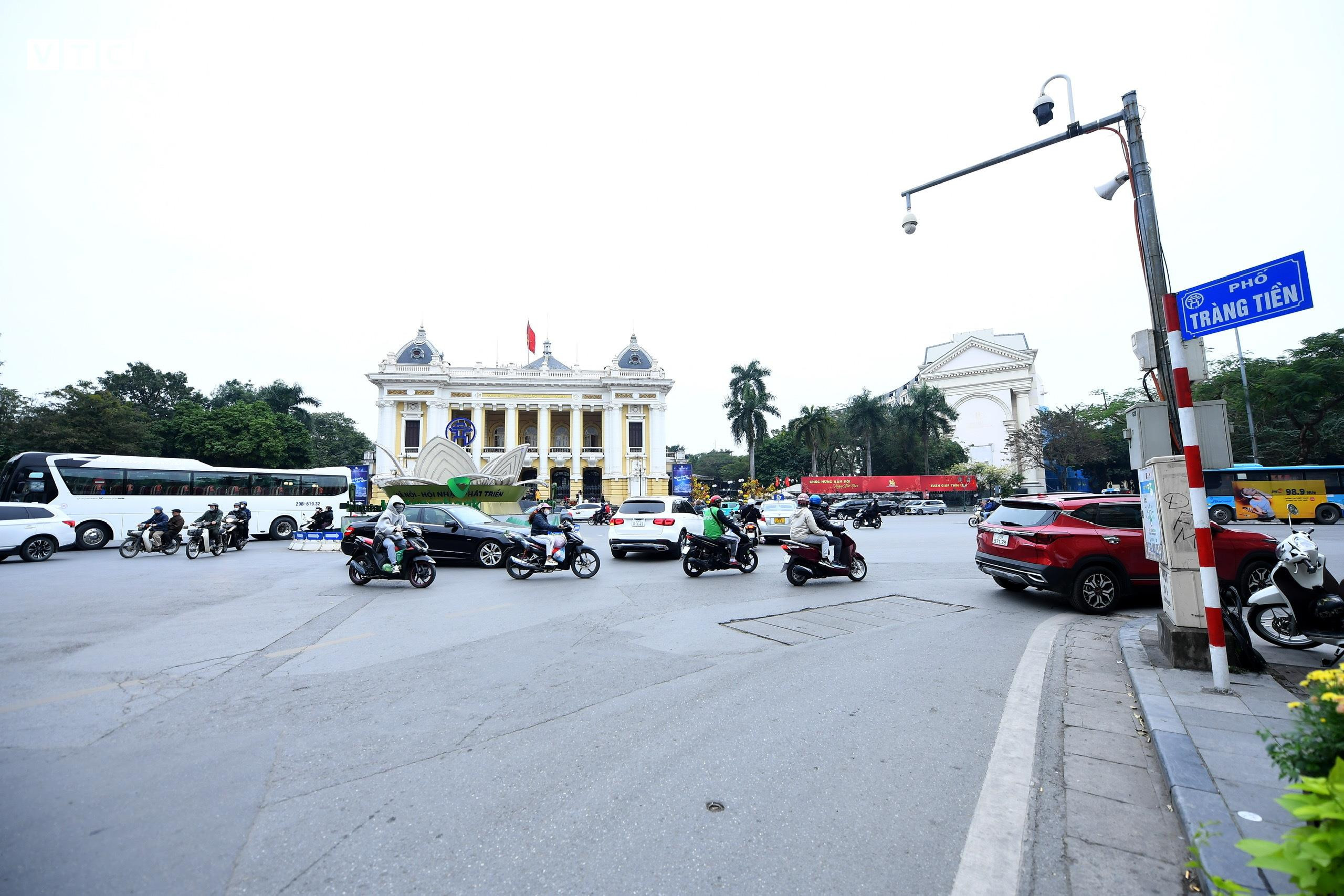 TRỰC TIẾP: Cả nước đón giao thừa Tết Giáp Thìn 2024 - 43