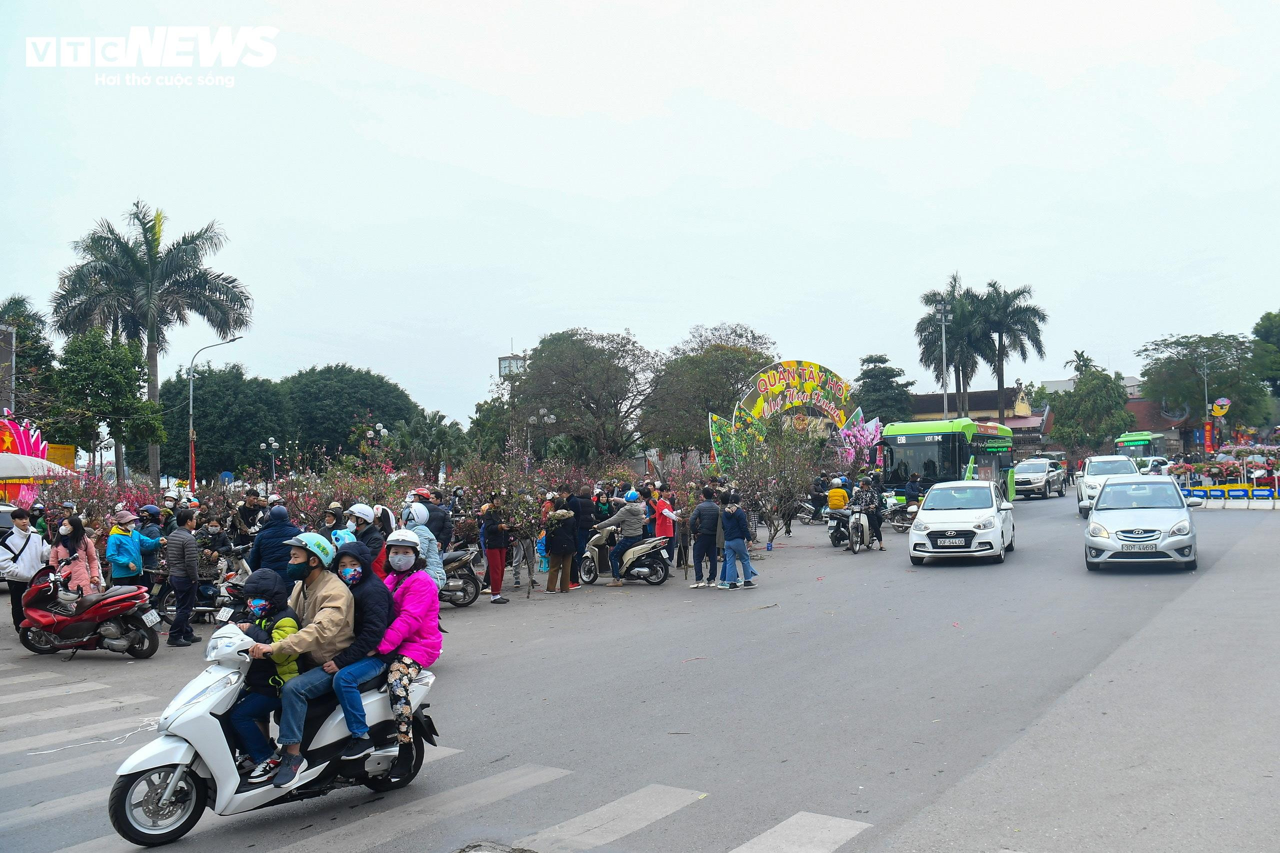 TRỰC TIẾP: Cả nước đón giao thừa Tết Giáp Thìn 2024 - 46