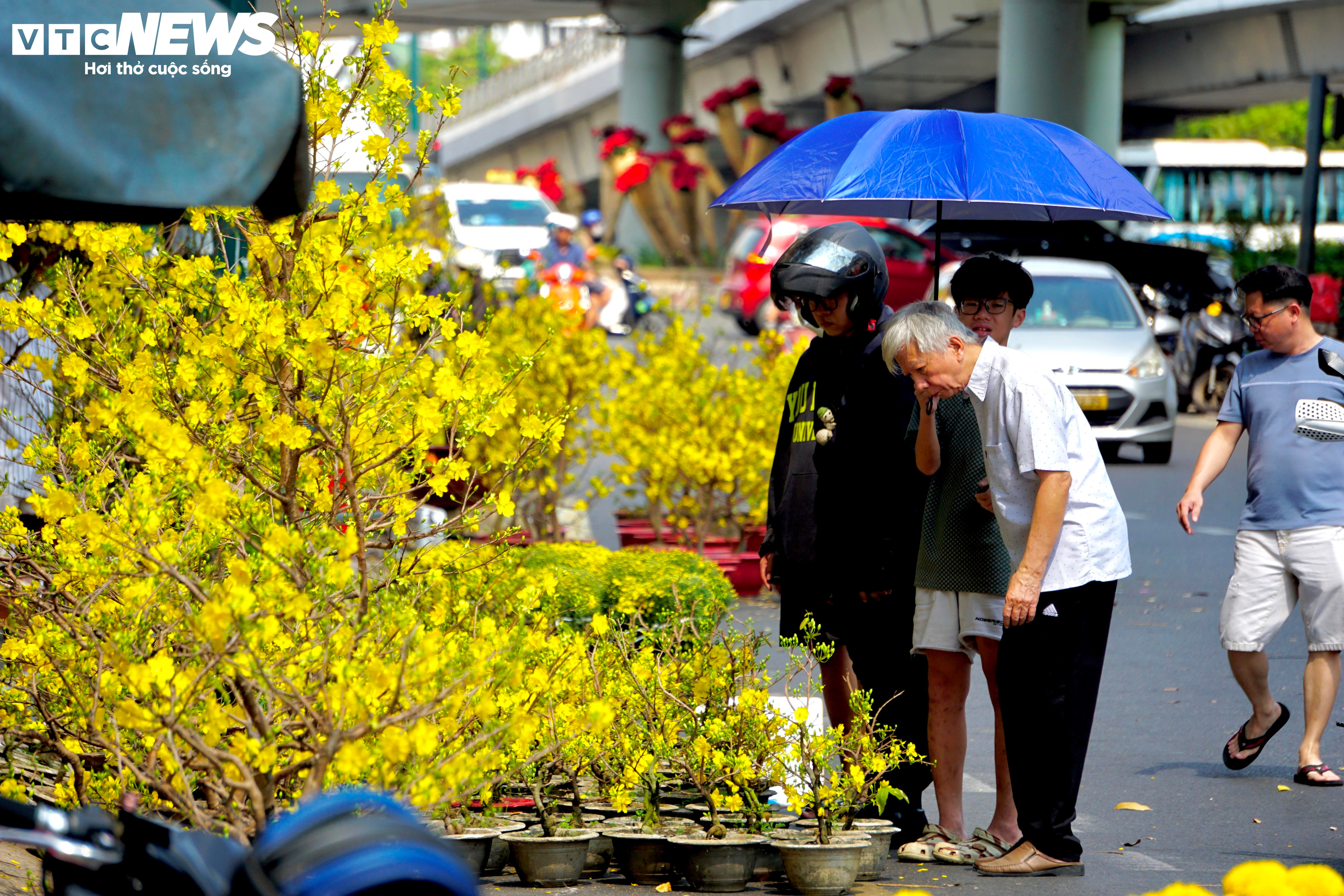 Tiểu thương TP.HCM đồng loạt xả hàng, vừa bán vừa tặng chiều 30 Tết - 2