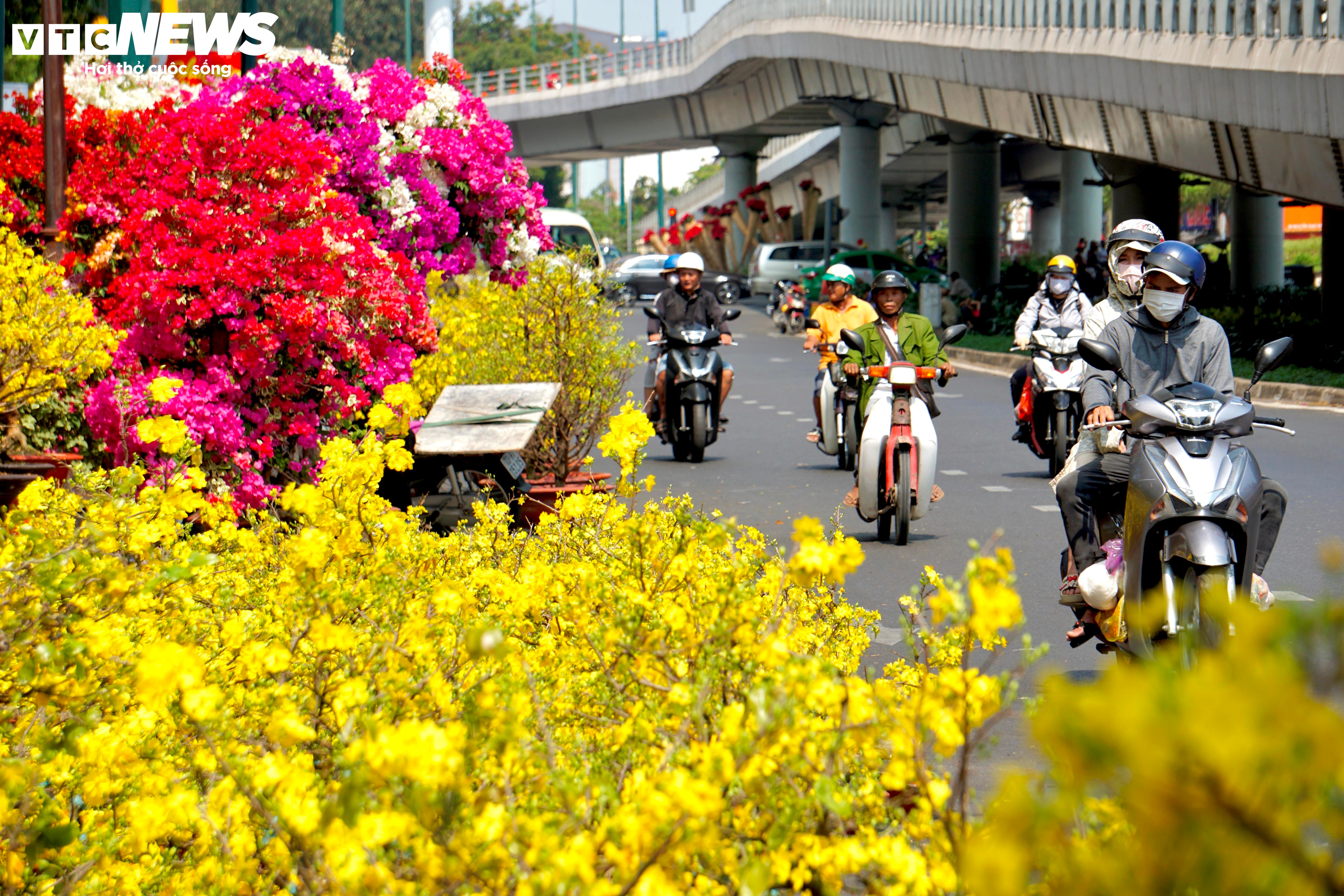 Tiểu thương TP.HCM đồng loạt xả hàng, vừa bán vừa tặng chiều 30 Tết - 1