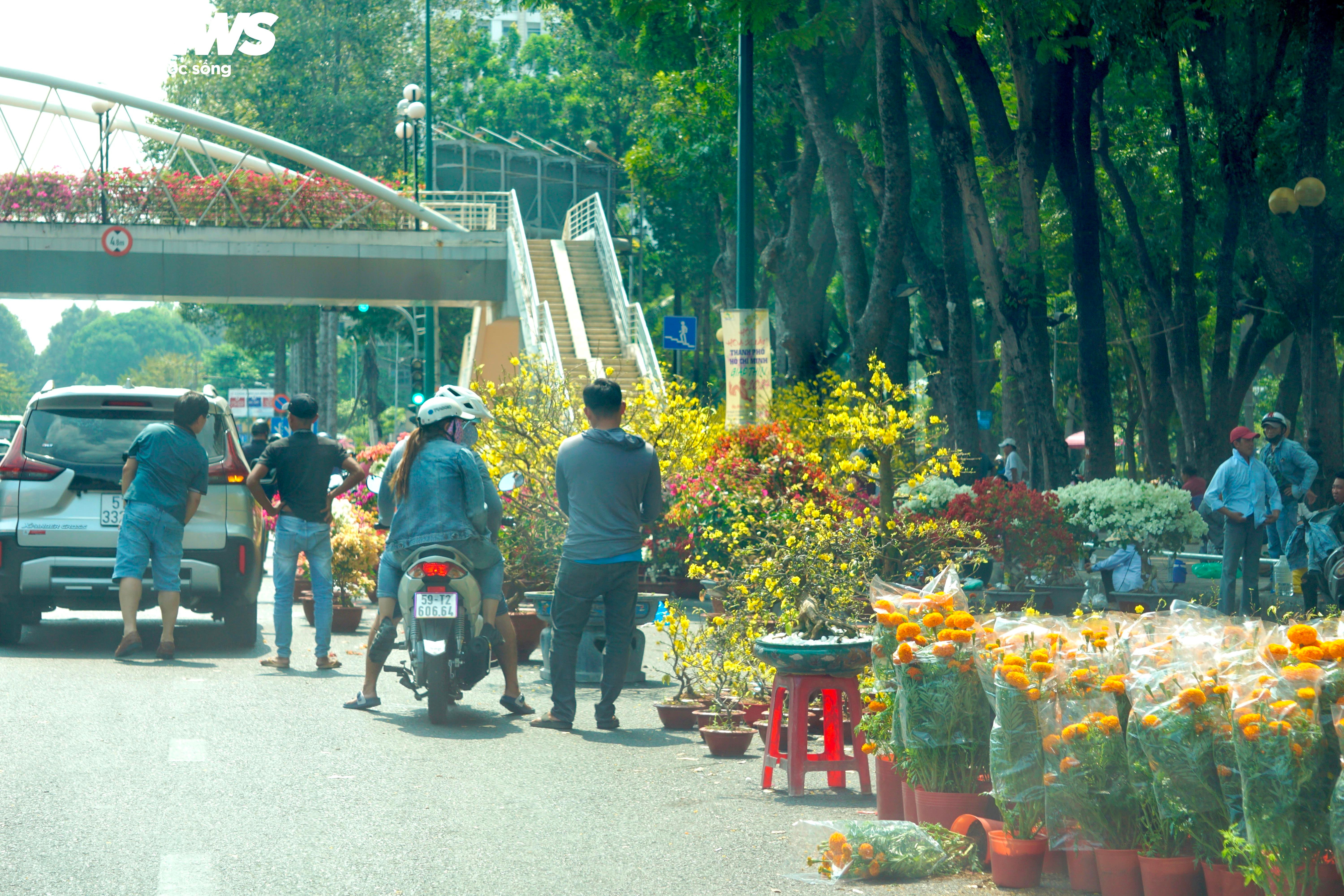 Tiểu thương TP.HCM đồng loạt xả hàng, vừa bán vừa tặng chiều 30 Tết - 11