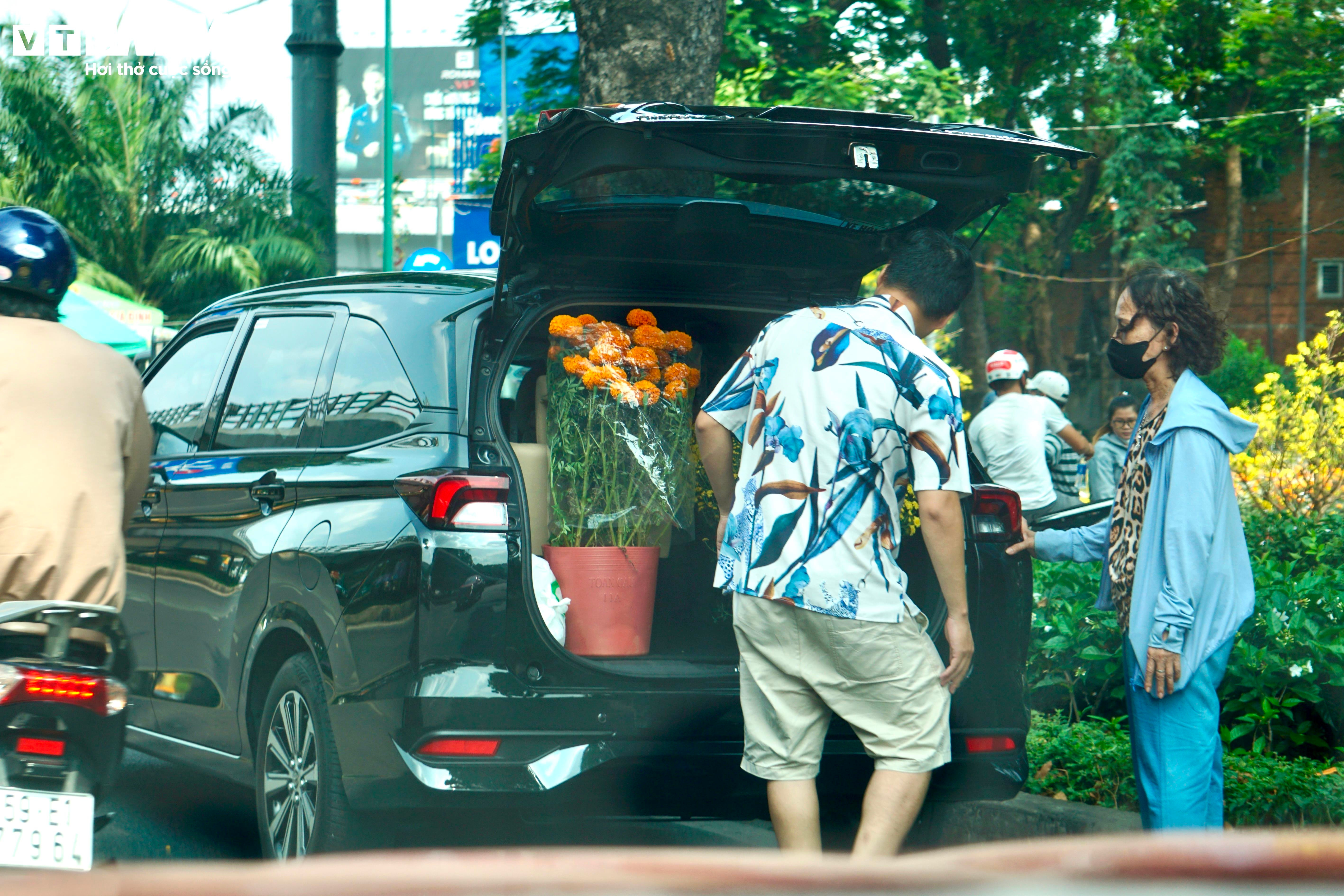 Tiểu thương TP.HCM đồng loạt xả hàng, vừa bán vừa tặng chiều 30 Tết - 10