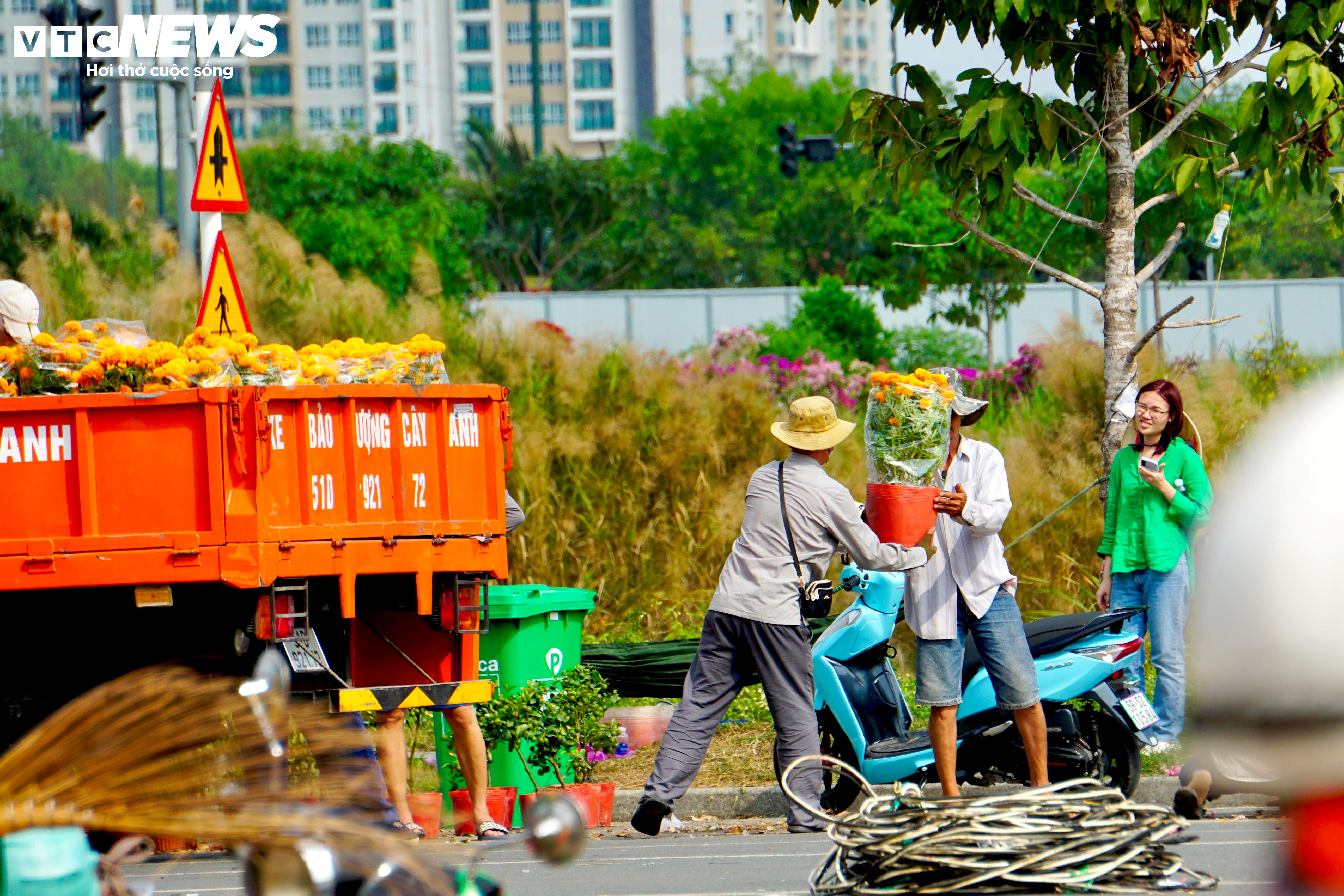 Tiểu thương TP.HCM đồng loạt xả hàng, vừa bán vừa tặng chiều 30 Tết - 9