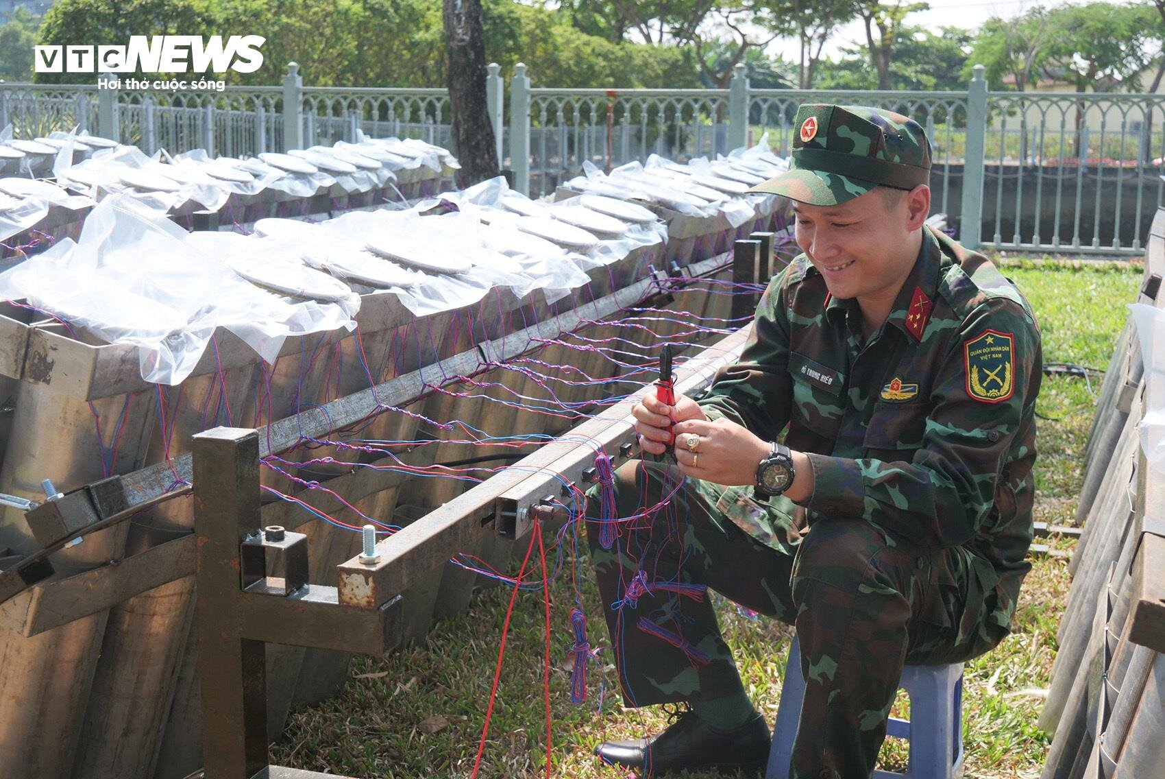 Cận cảnh trận địa pháo hoa ở TP.HCM sẵn sàng khai hoả đón giao thừa mừng năm mới - 8