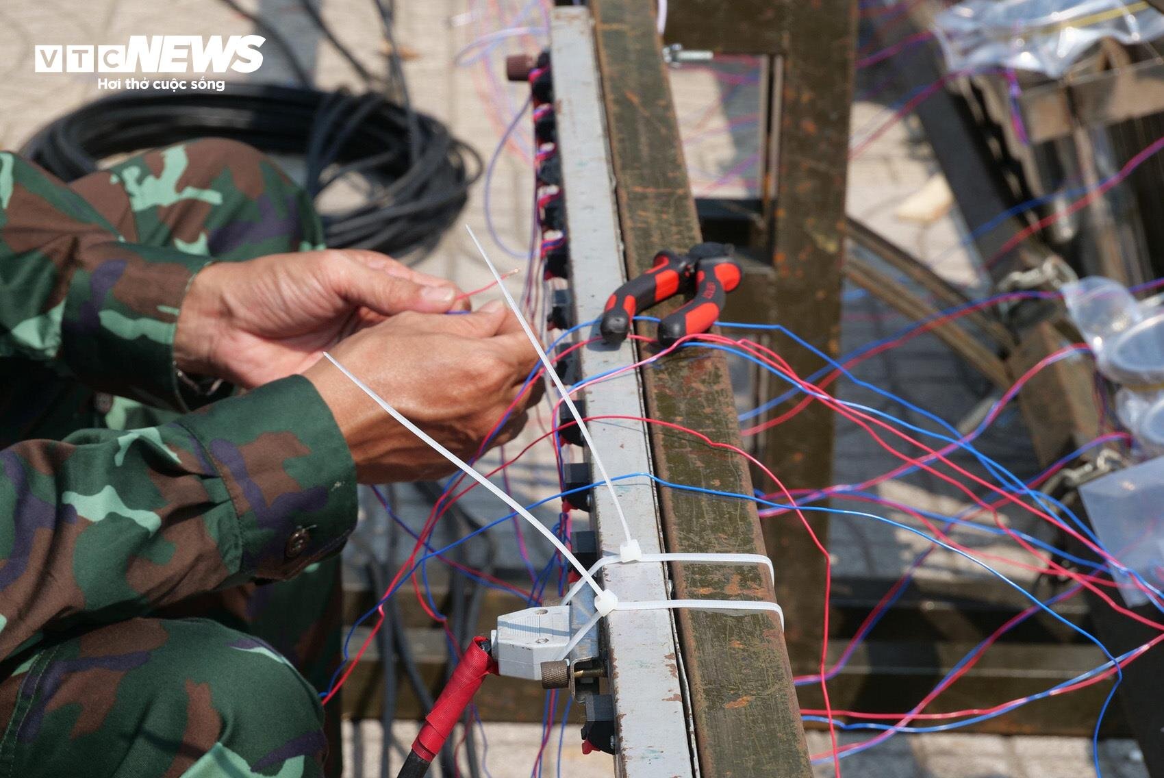 Cận cảnh trận địa pháo hoa ở TP.HCM sẵn sàng khai hoả đón giao thừa mừng năm mới - 13