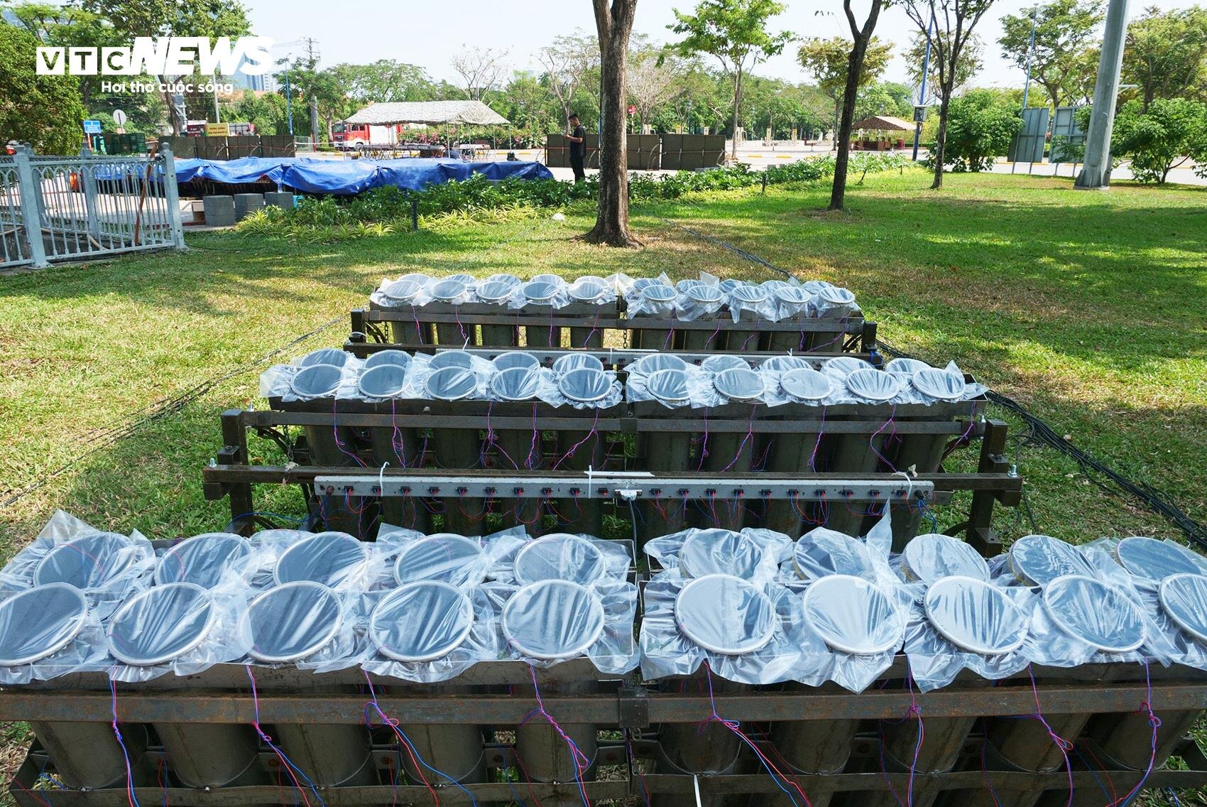 Cận cảnh trận địa pháo hoa ở TP.HCM sẵn sàng khai hoả đón giao thừa mừng năm mới - 15