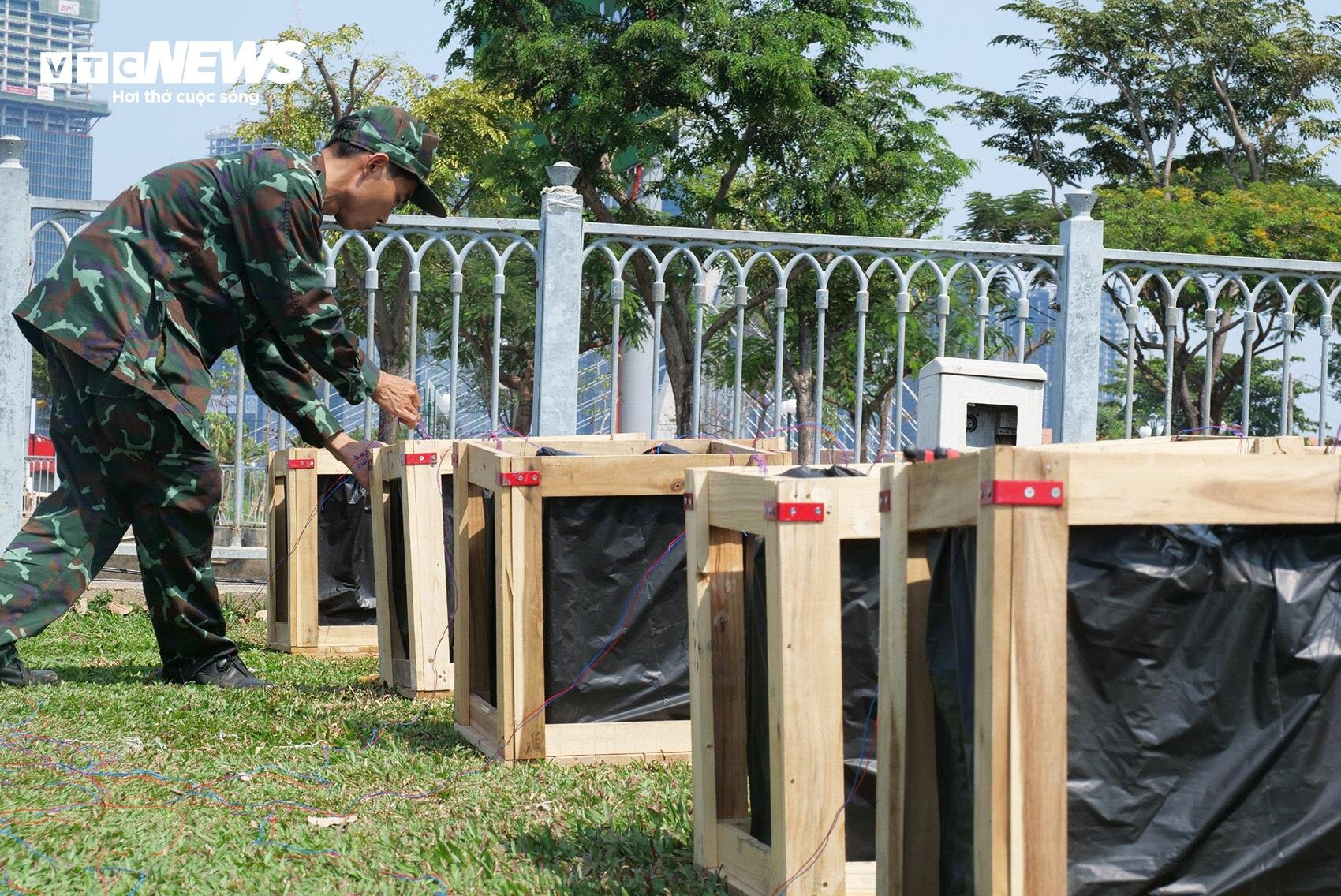 Cận cảnh trận địa pháo hoa ở TP.HCM sẵn sàng khai hoả đón giao thừa mừng năm mới - 18