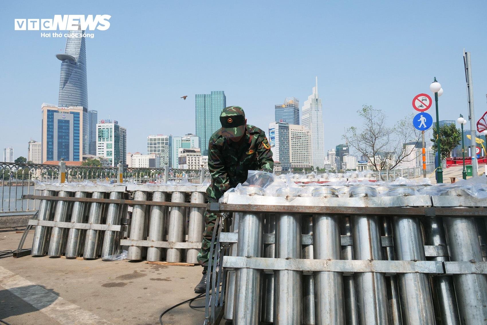 Cận cảnh trận địa pháo hoa ở TP.HCM sẵn sàng khai hoả đón giao thừa mừng năm mới - 9