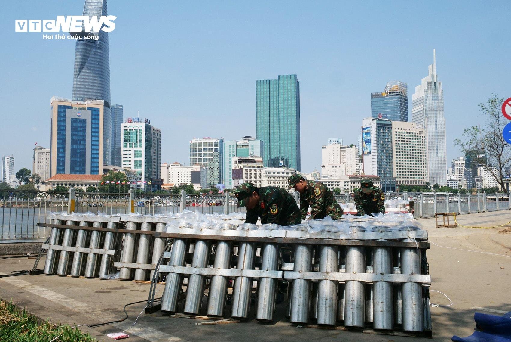Cận cảnh trận địa pháo hoa ở TP.HCM sẵn sàng khai hoả đón giao thừa mừng năm mới - 14