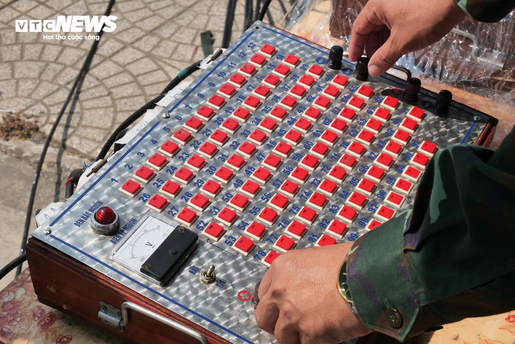 Cận cảnh trận địa pháo hoa ở TP.HCM sẵn sàng khai hoả đón giao thừa mừng năm mới - 17