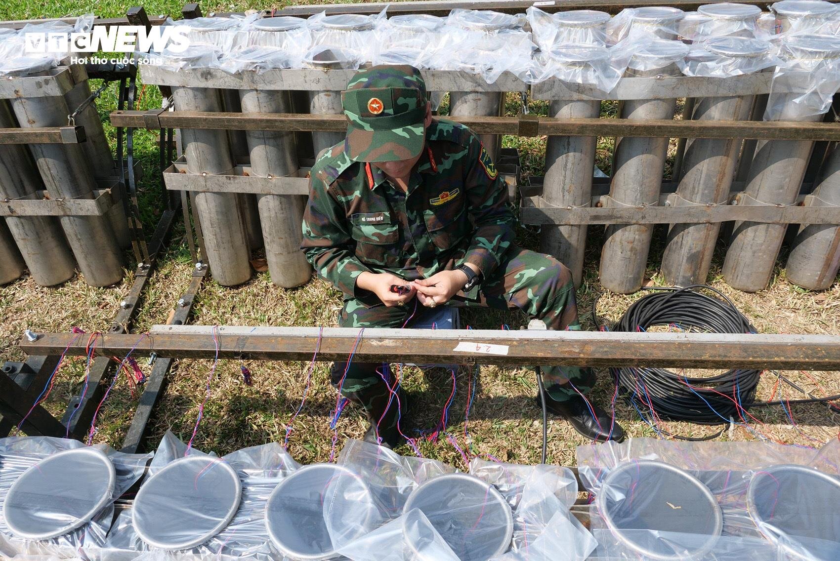 Cận cảnh trận địa pháo hoa ở TP.HCM sẵn sàng khai hoả đón giao thừa mừng năm mới - 10