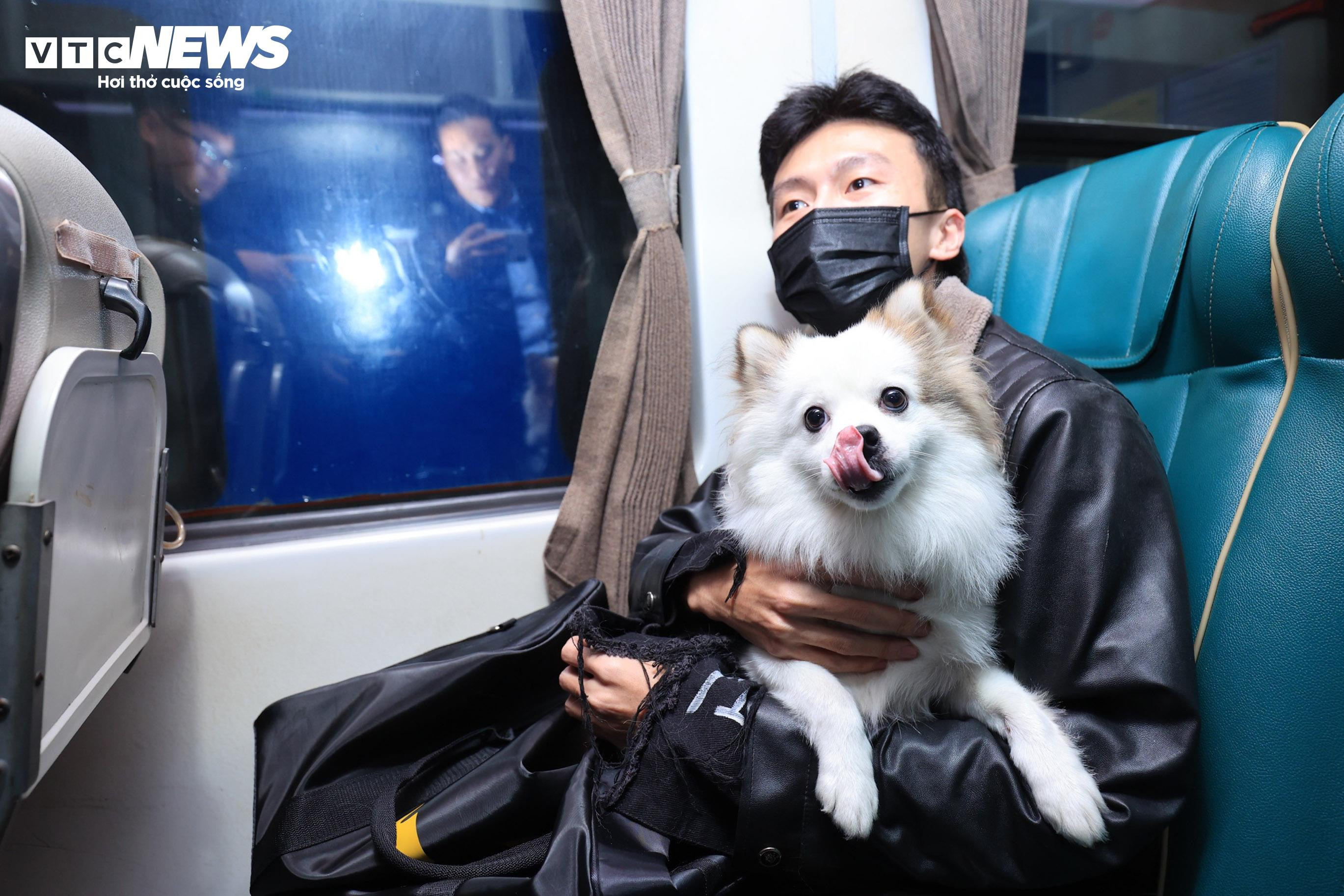 Những vị khách đặc biệt trên chuyến tàu đêm giao thừa đầy cảm xúc - 7